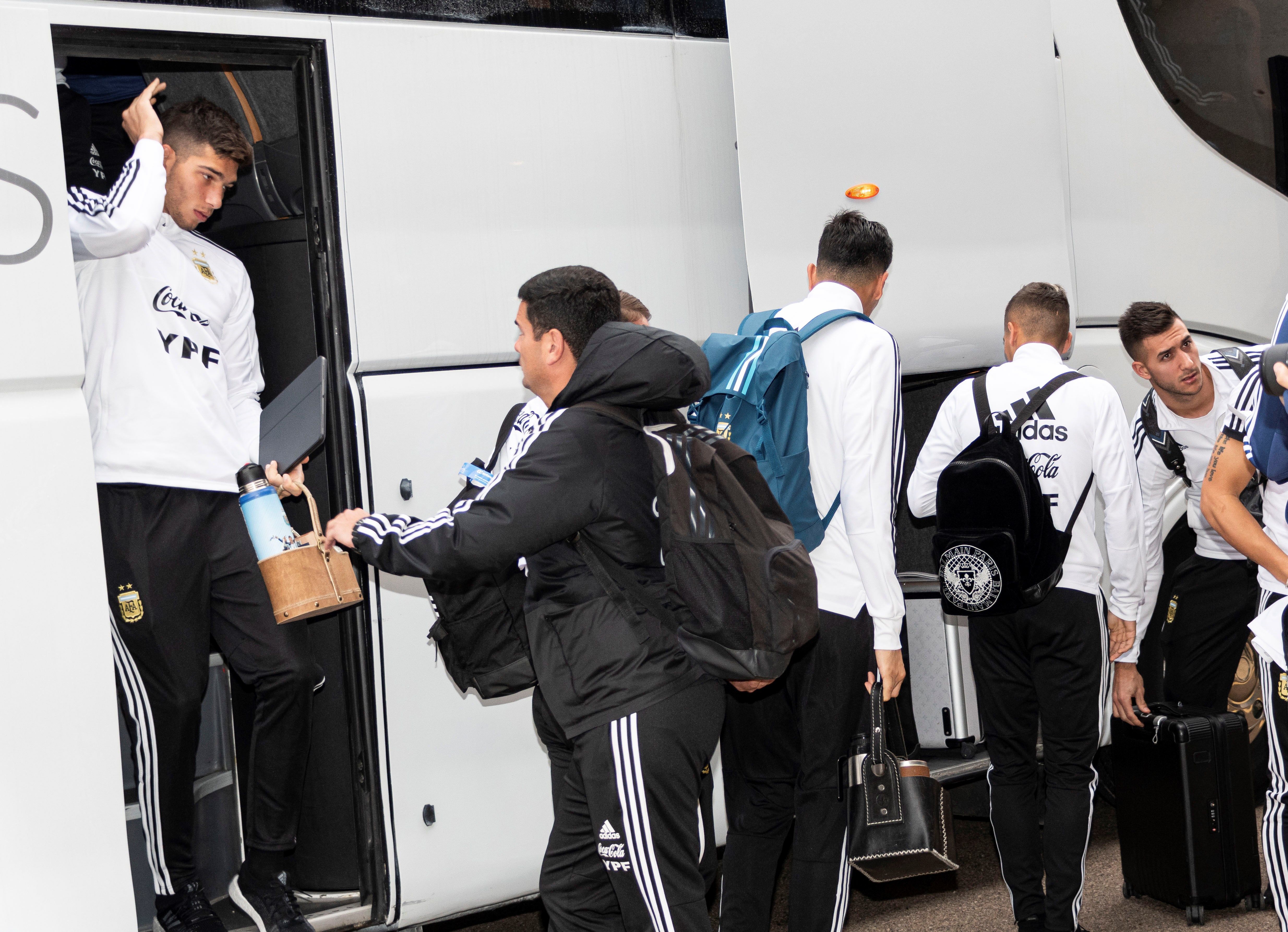 Los jugadores de la selección de fútbol de Argentina concluyen este jueves su concentración en Palma (Mallorca) y se preparan para su viaje hacia Arabia Saudita e Israel donde disputará dos partidos amistosos contra Brasil y Urugay, respectivamente. (Foto Prensa Libre: EFE)