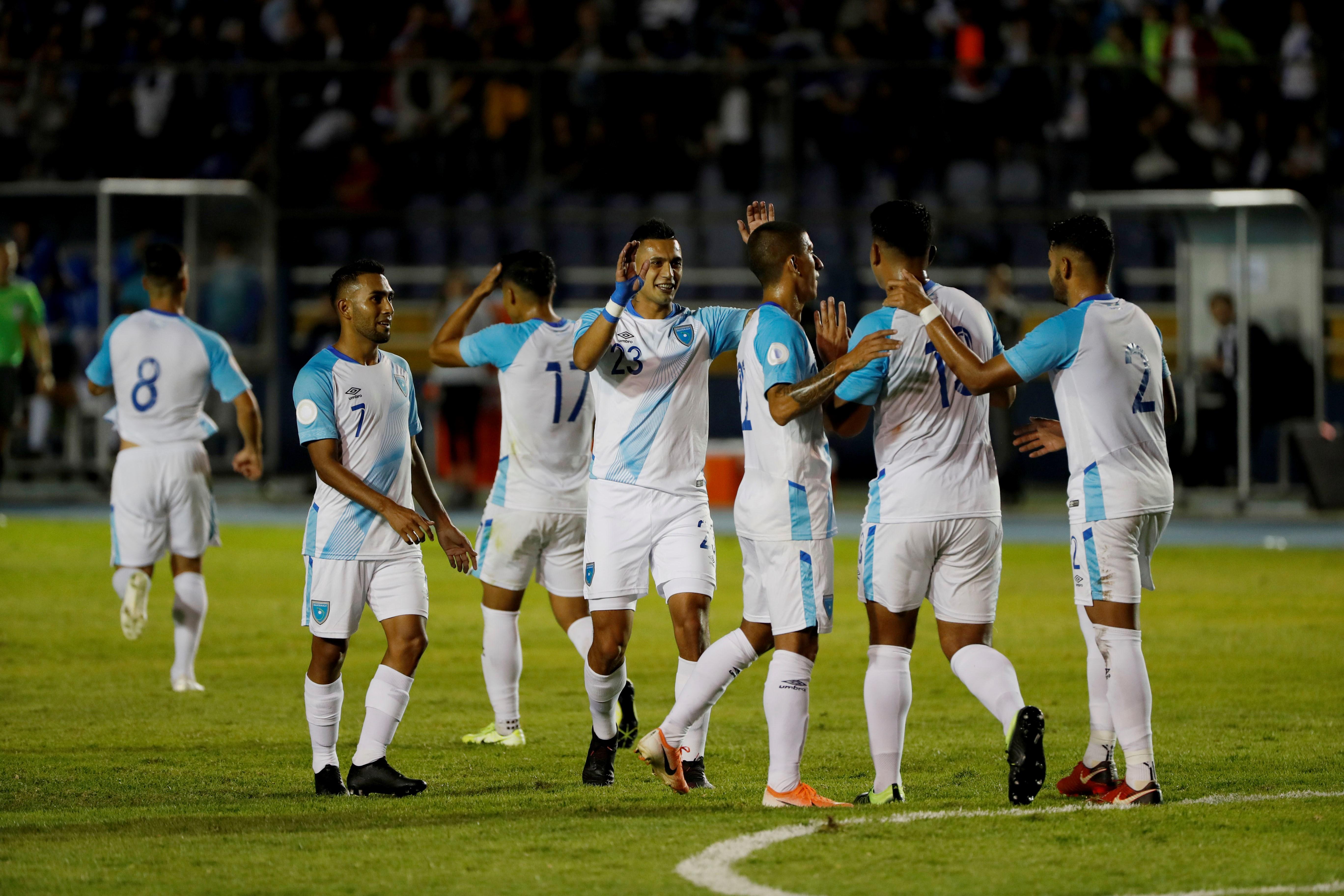 La selección de Guatemala celebra su tercer gol en contra de Puerto Rico, durante el partido del grupo C de la Liga de Naciones de la Concacaf, en septiembre de 2019. (Foto Prensa Libre: EFE)