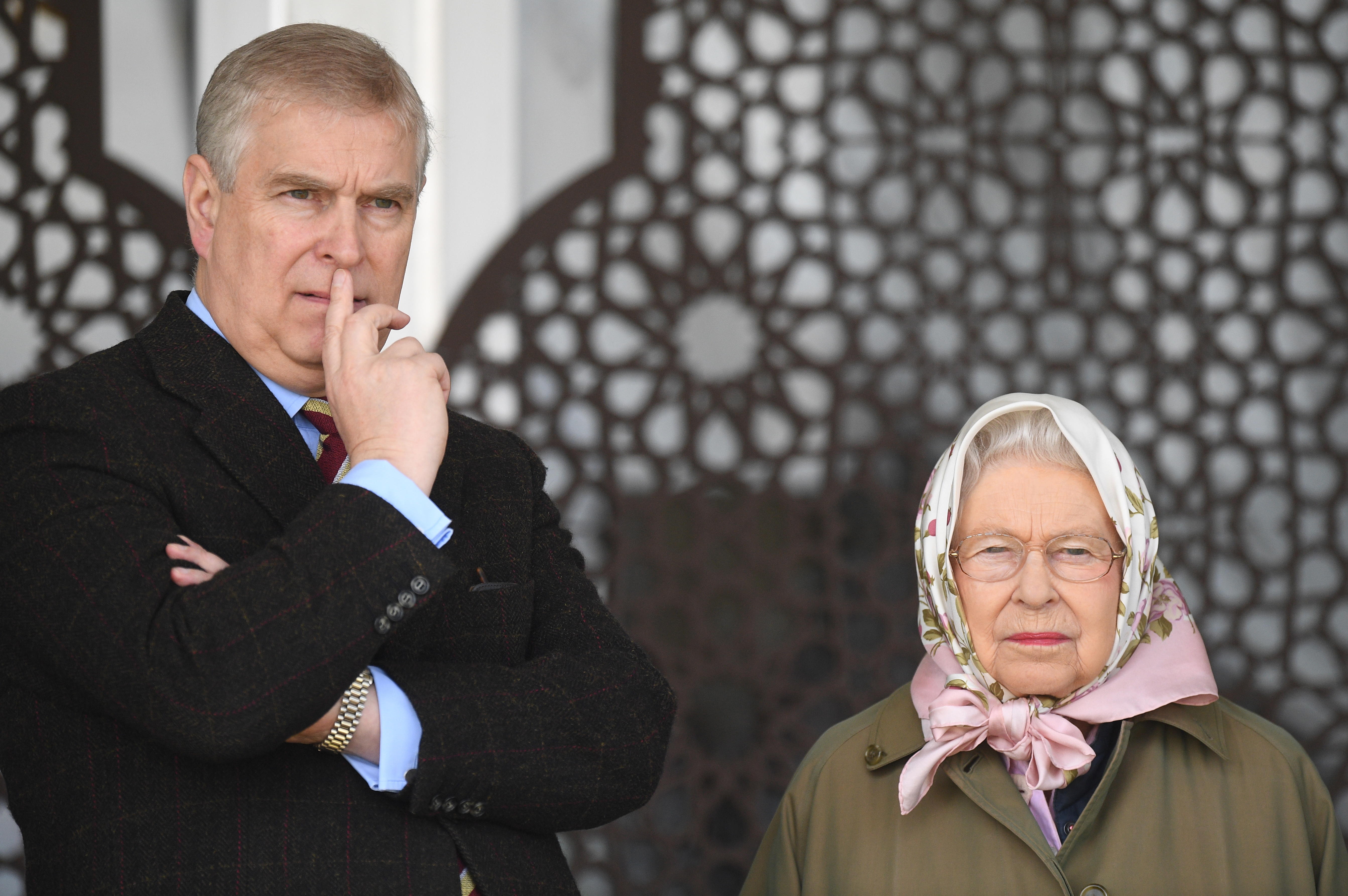 El príncipe Andrés y la reina Isabel II, en mayo de 2017. (Foto Prensa Libre: Hemeroteca PL)