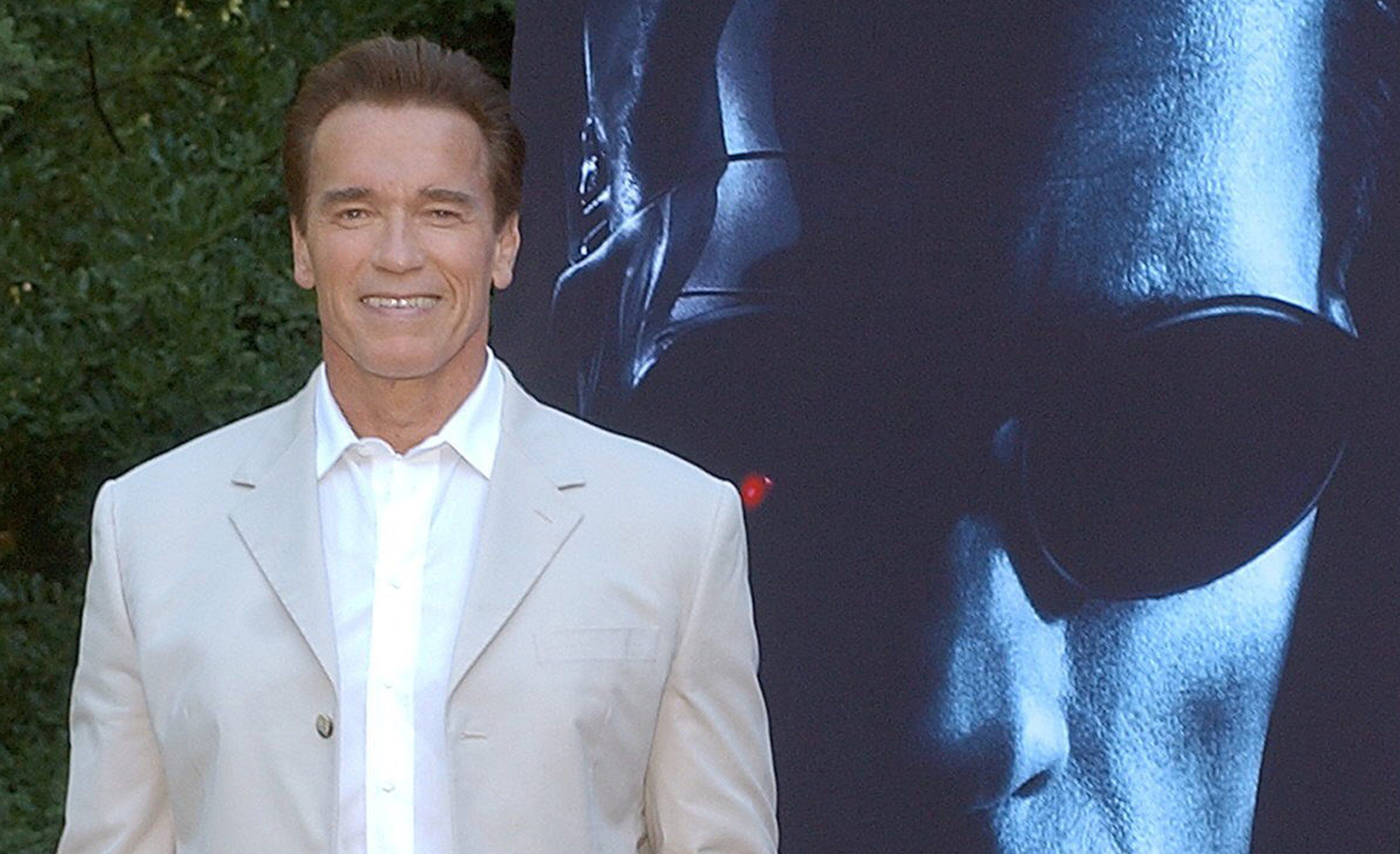 Arnold Schwarzenegger convivió con latinos durante la celebración de acción de gracias. Fotografía: EFE.