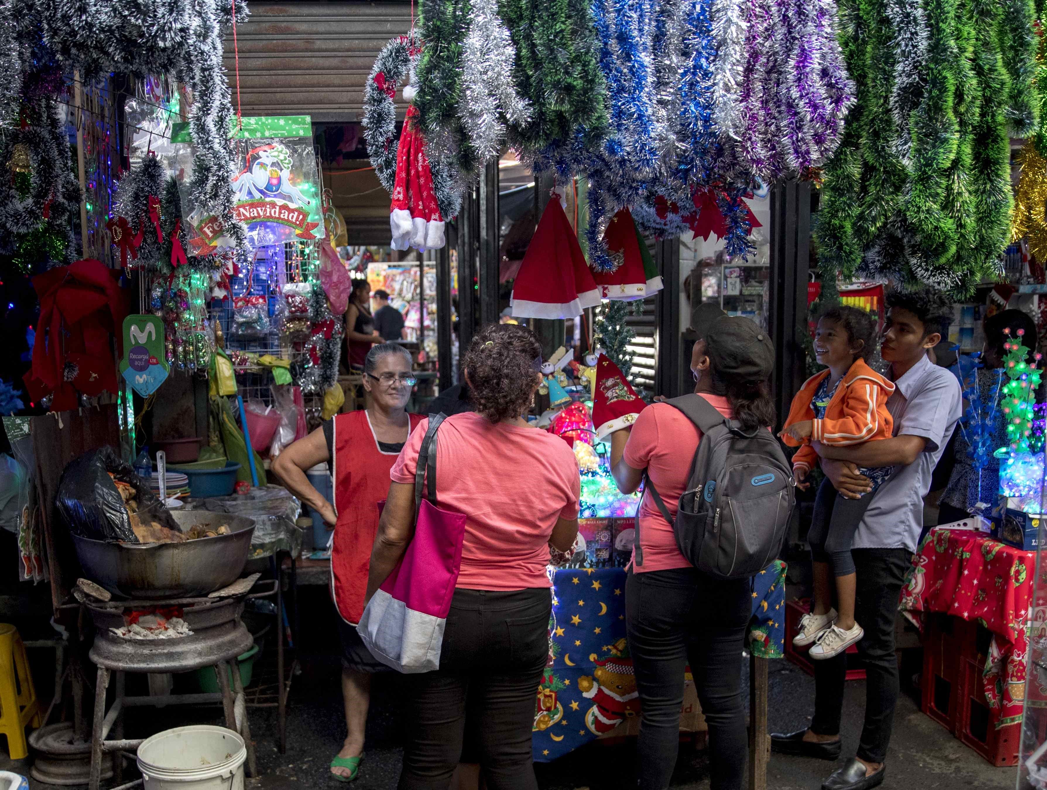 El mayor ingreso de remesas familiares ocurre en el cuarto trimestre del año asociado a las actividades de fin de año y se estima que cierre el año en más de US$13 mil millones. (Foto Prensa Libre: Hemeroteca)  