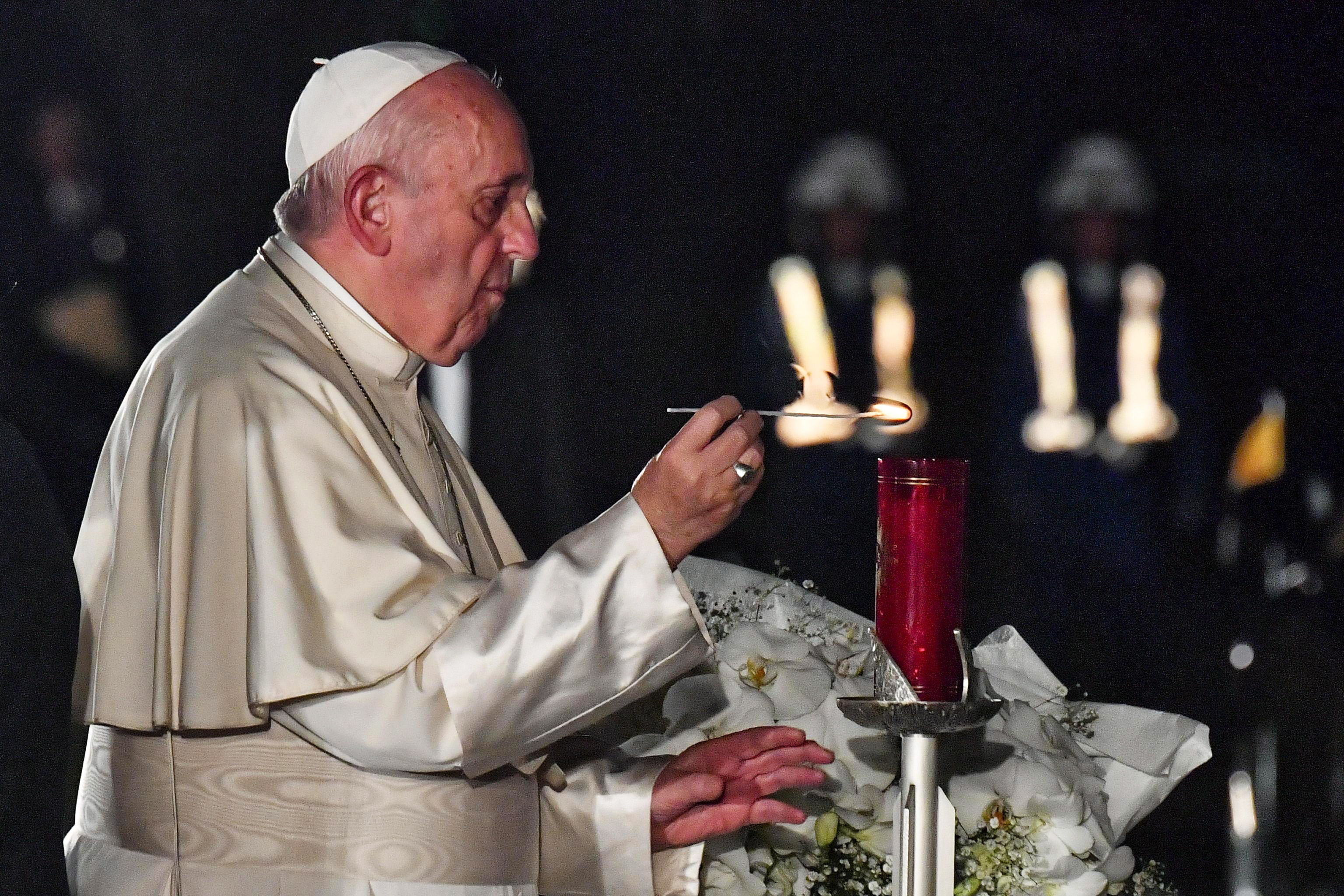 El papa Francisco llega al Parque Memorial de la Paz de Hiroshima, en Japón. (Foto Prensa Libre: EFE)