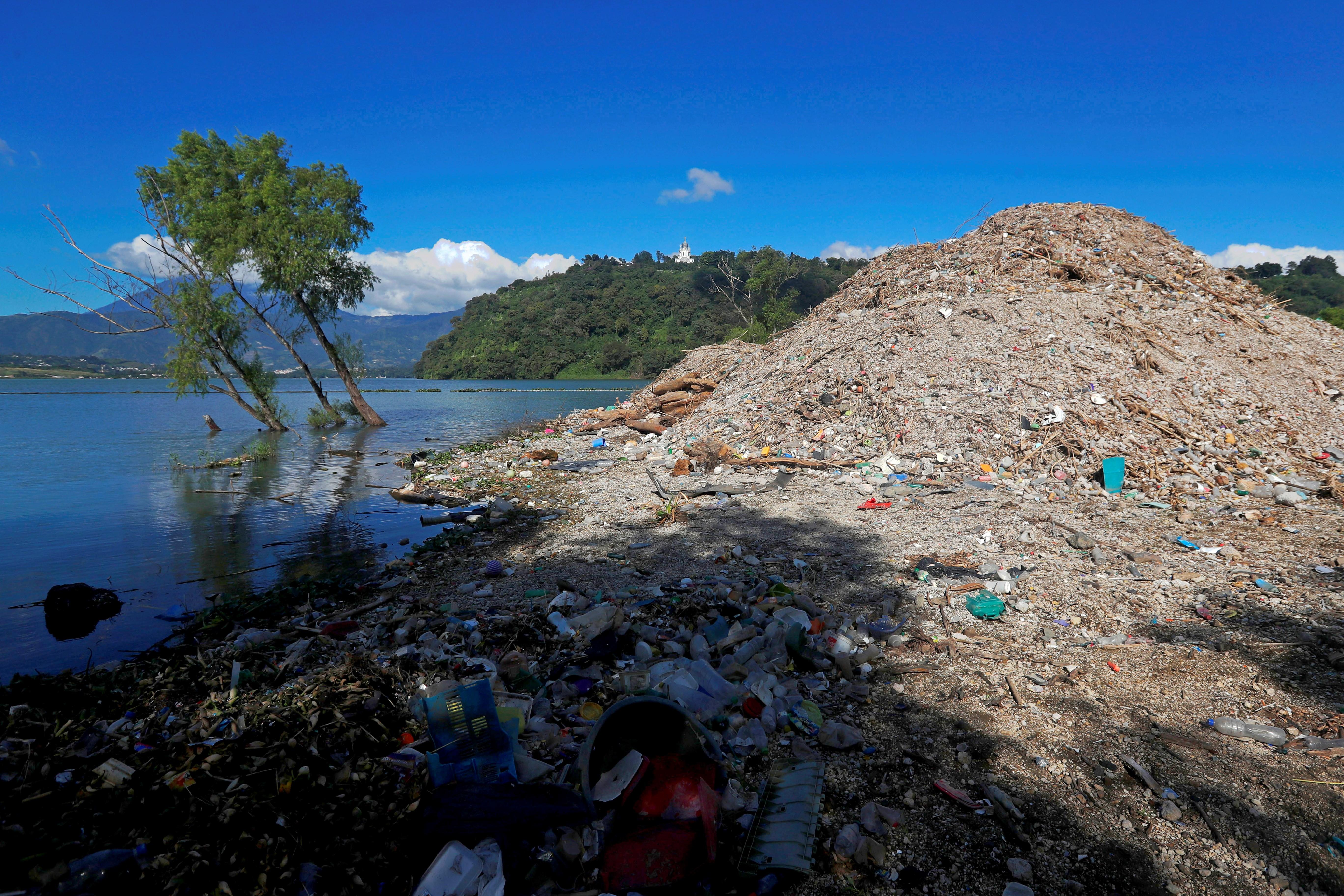 Una montaña de basura se acumula en el lago de Amatitlán, que recibe desechos de 14 municipios. (Foto Prensa Libre: EFE)