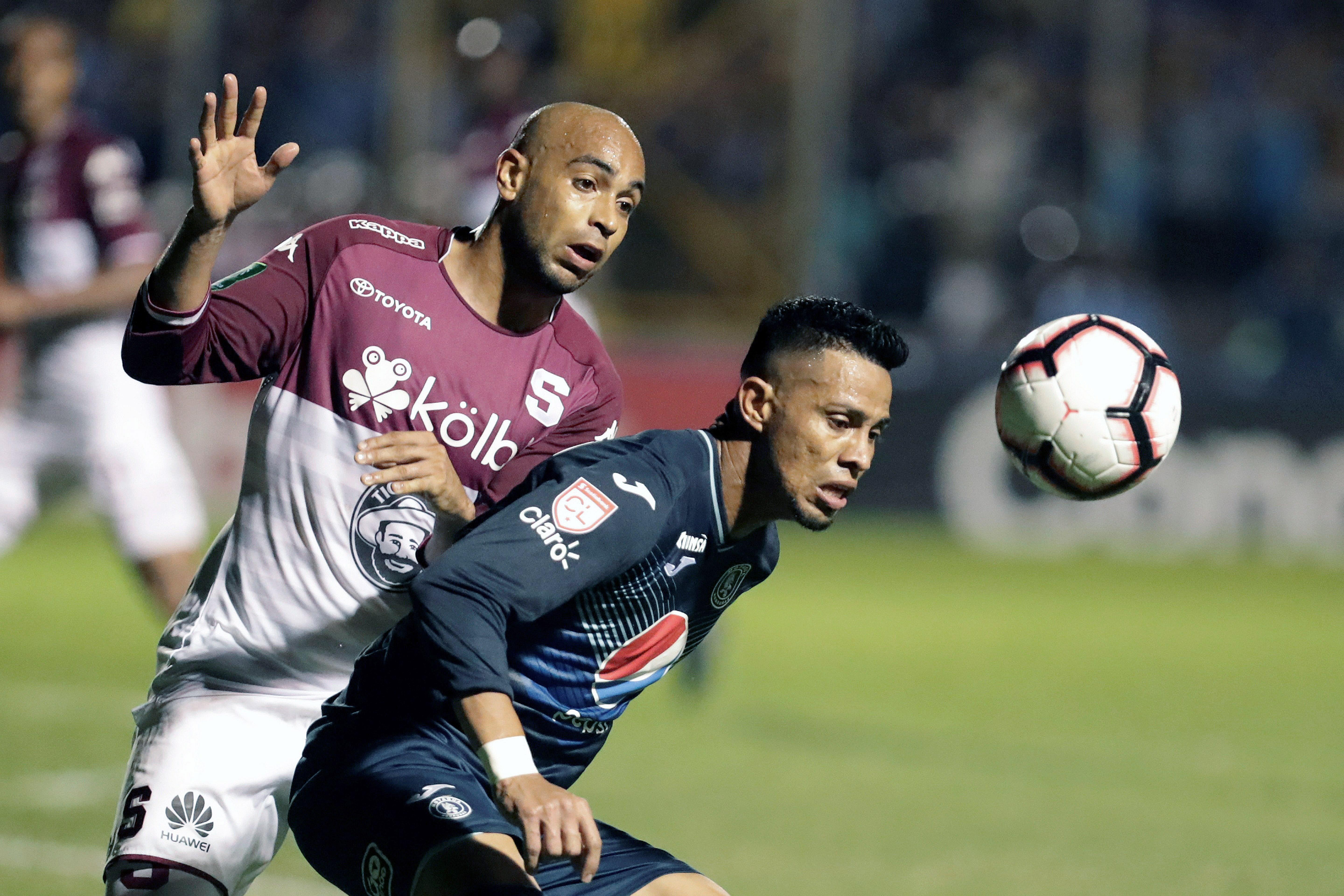 Alexander Robinson (izquierda) de Saprissa disfruta el retorno del futbol a los estadios de Costa Rica. (Foto Prensa Libre: EFE)