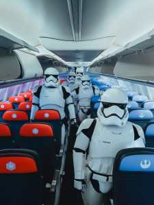 Durante la inauguración del vuelo, Stormtroopers fueron los encargados de acomodar a los tripulantes. (Foto Prensa Libre: United Airlines)