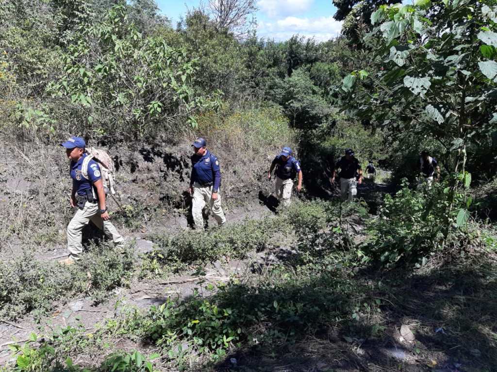 Agentes de la Policía Nacional Civil recorren senderos cercanos al volcán Acatenango para encontrar a explorador alemán. (Foto Prensa Libre: Conred) 