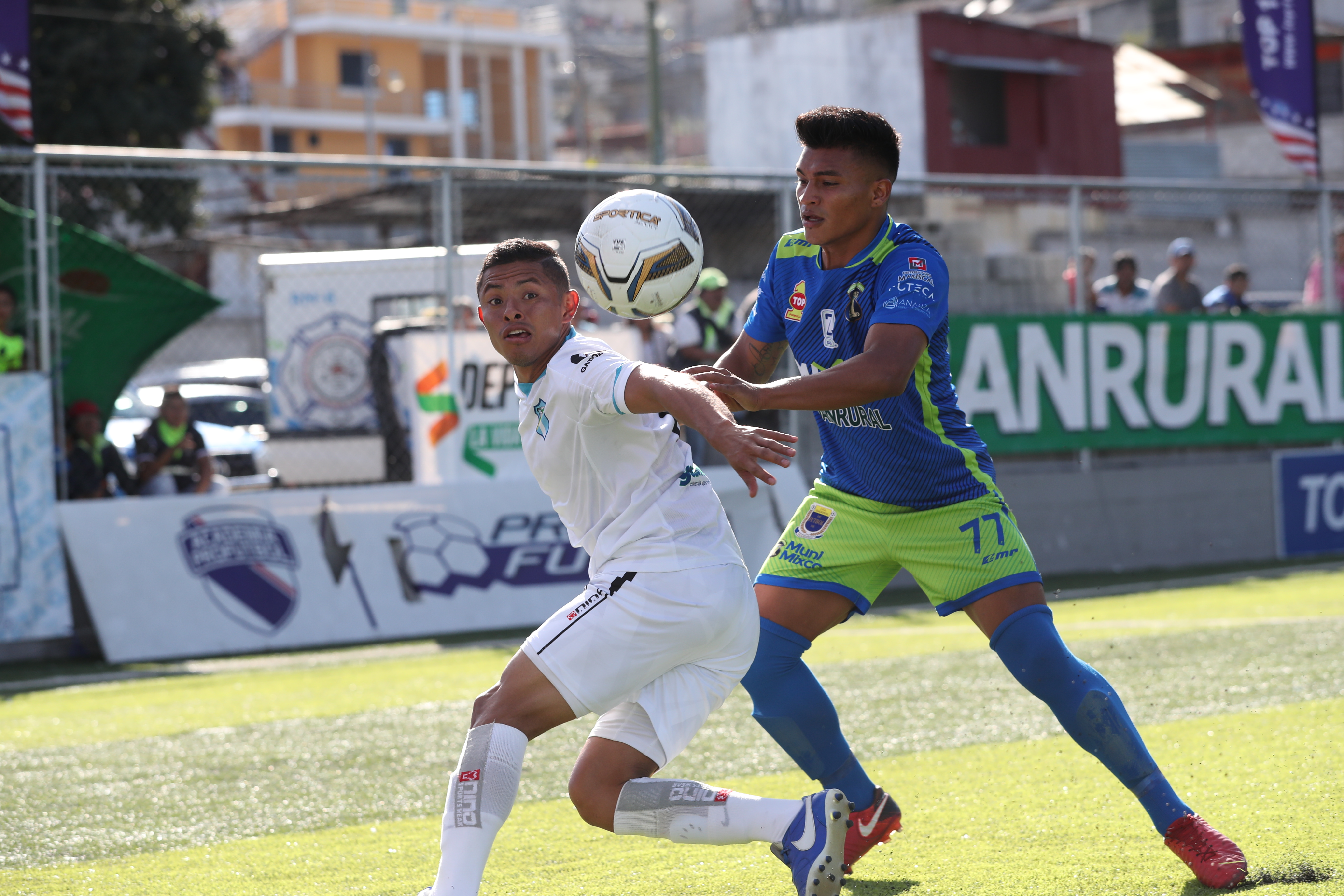 Acción durante el partido entre Mixco y cremas. (Foto Prensa Libre: Francisco Sánchez)