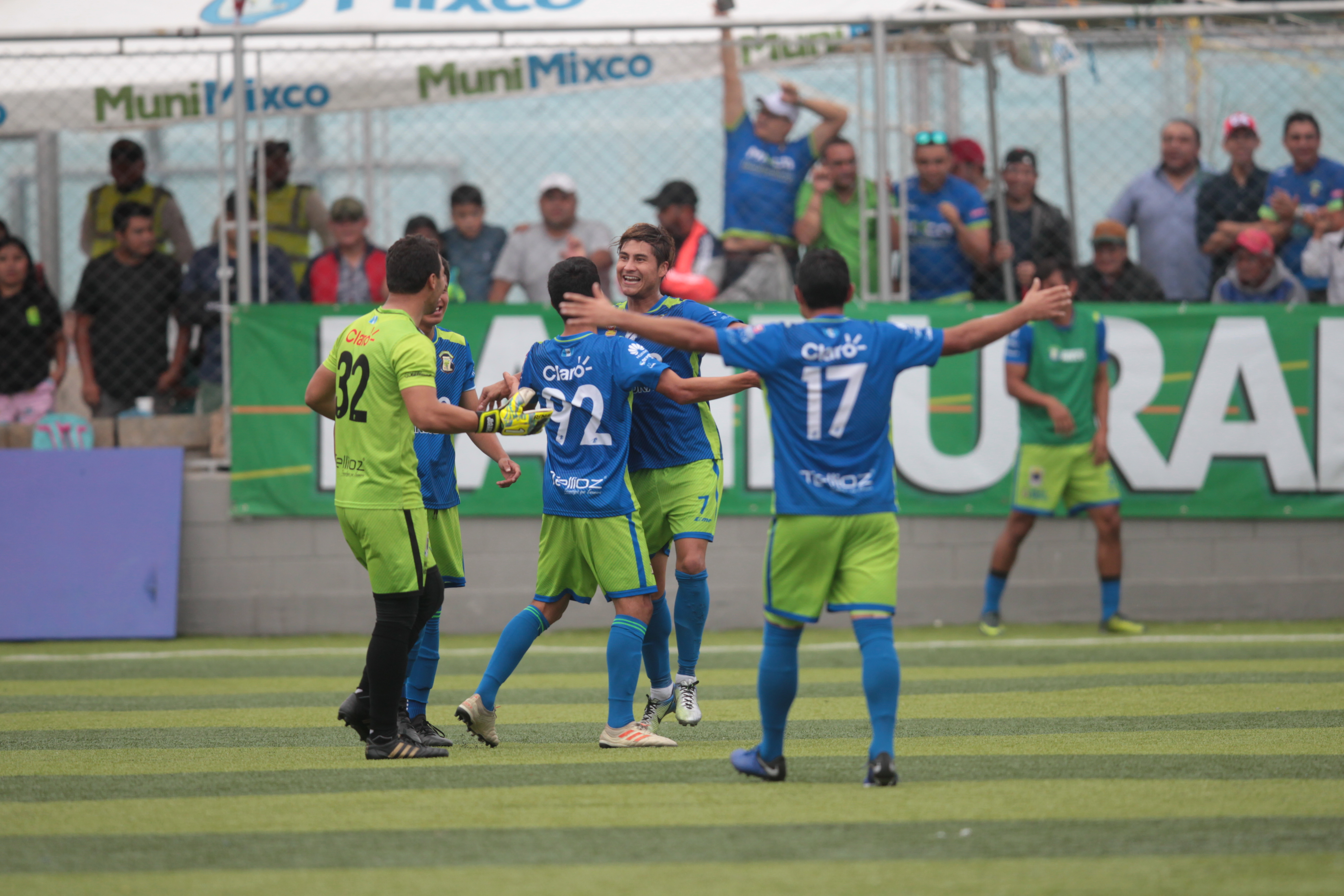 Dustin Corea celebra con sus compañeros después de anotarle a Nicholas Hagen. (Foto Prensa Libre: Norvin Mendoza)