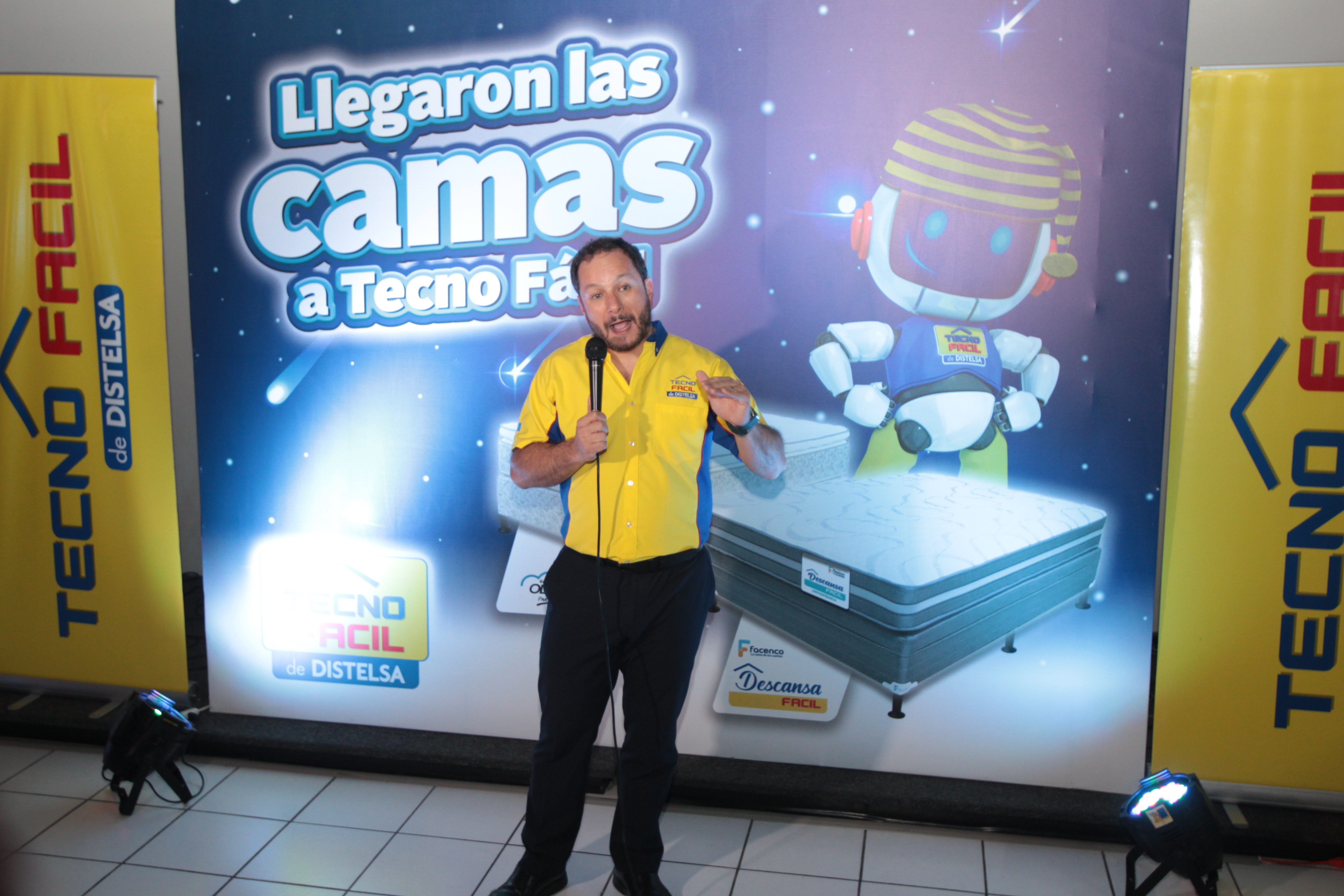 Martín Prera, director de mercadeo de Grupo DISTELSA presentó la nueva línea de camas que están disponibles en Tecno Fácil. Foto Prensa Libre: Norvin Mendoza