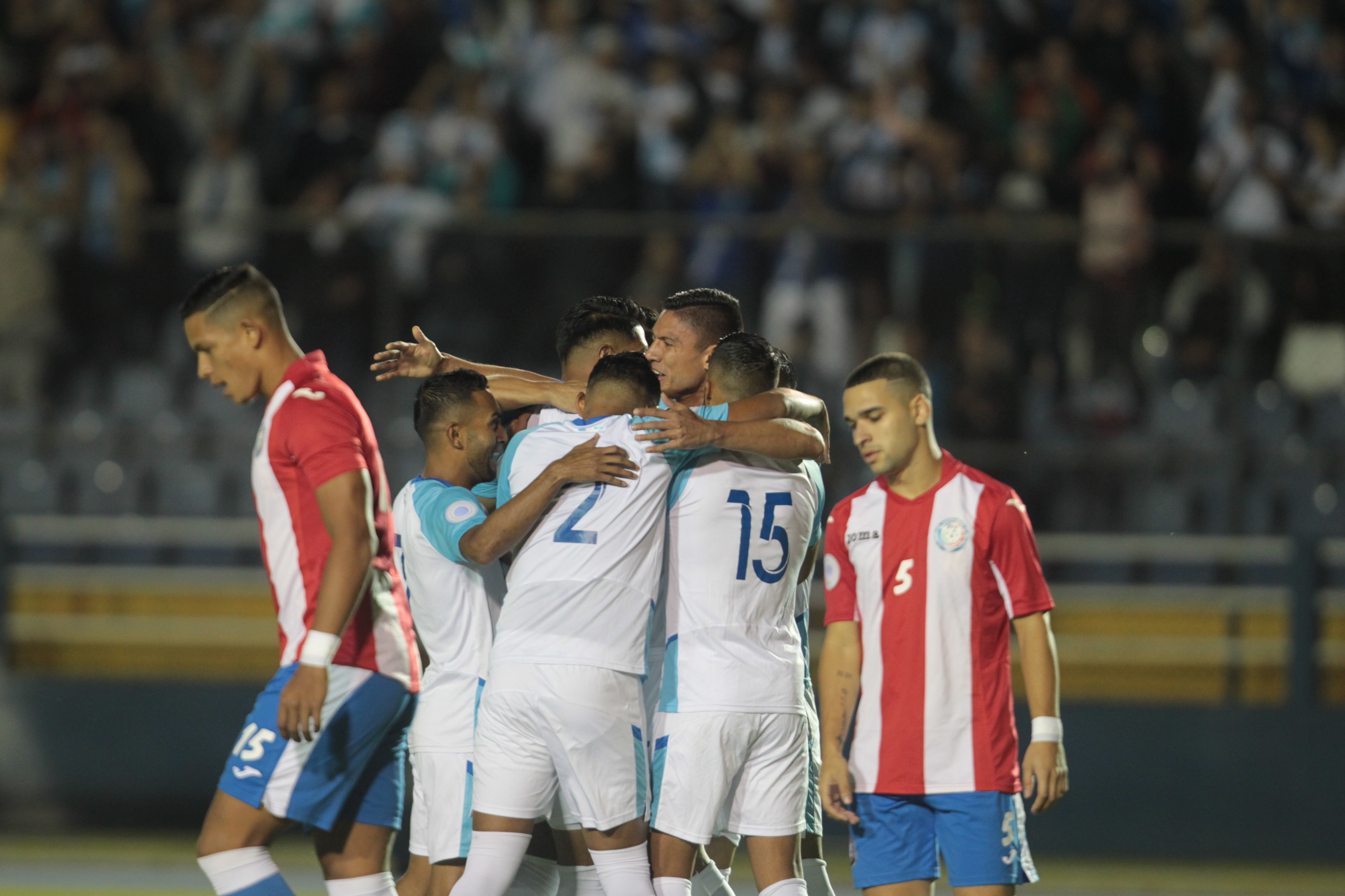 Los jugadores de la Selección de Guatemala festejan el gol de Carlos Gallardo contra Puerto Rico. (Foto Prensa Libre: Norvin Mendoza).