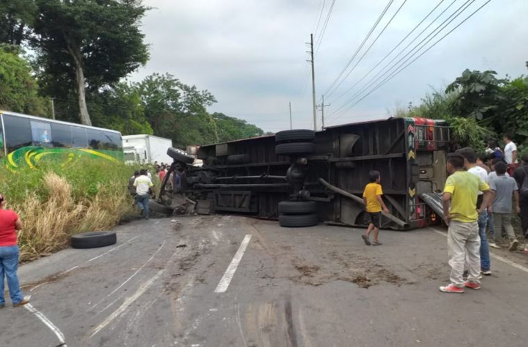 Lugar del accidente en el kilómetro cien de la ruta al Pacífico. (Foto Prensa Libre: Cortesía). 