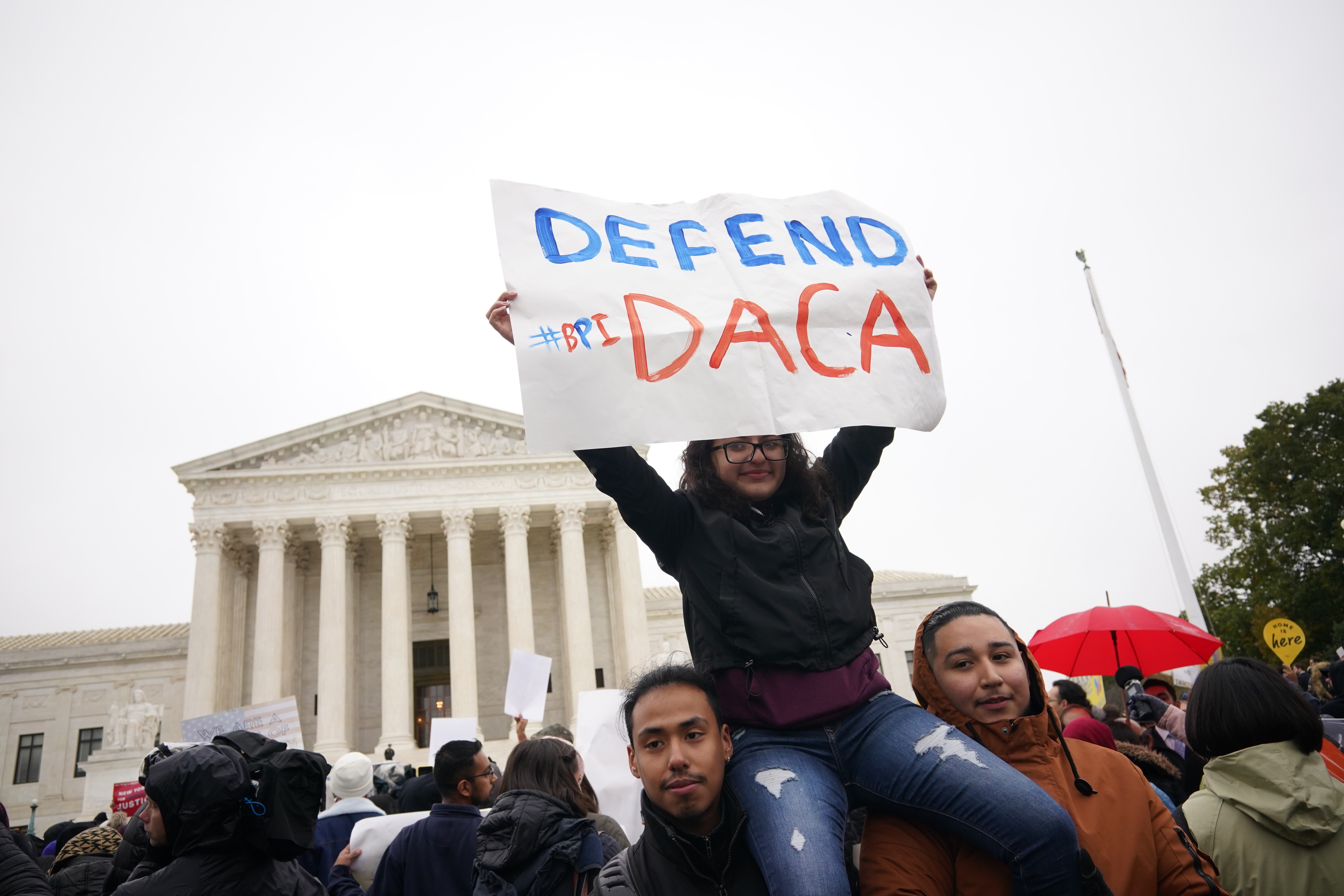 Miles de beneficiarios del Daca manifestaron el martes frente a la Corte Suprema de EE. UU., el día que este tribunal comenzó las deliberaciones respecto a la continuidad del Daca. (Foto Prensa Libre: AFP)