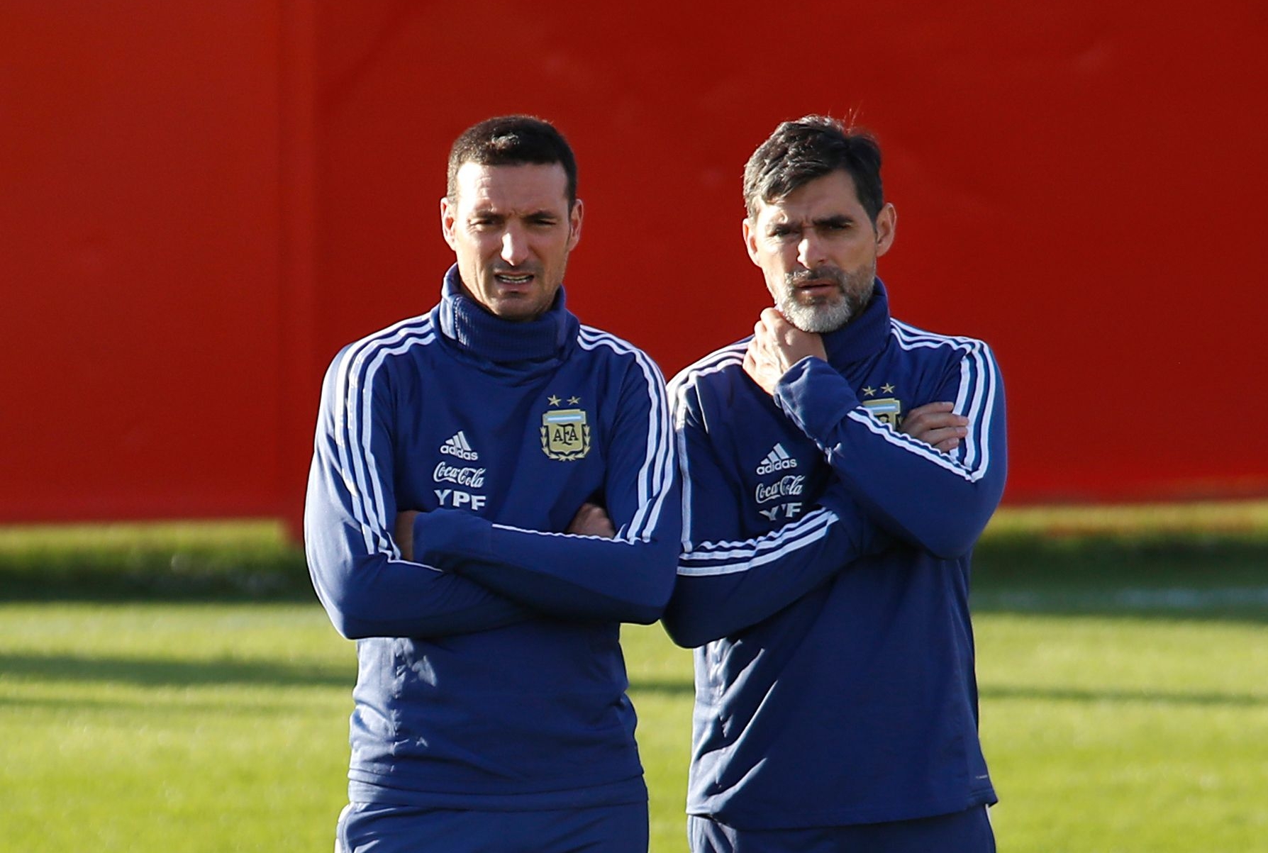 El técnico de Argentina Lionel Scaloni (I) y su asistente Roberto Ayala atienden un entrenamiento en la  Ciudad Deportiva Antonio Asensio en Palma de Mallorca en noviembre de  2019. Foto Prensa Libre: AFP.