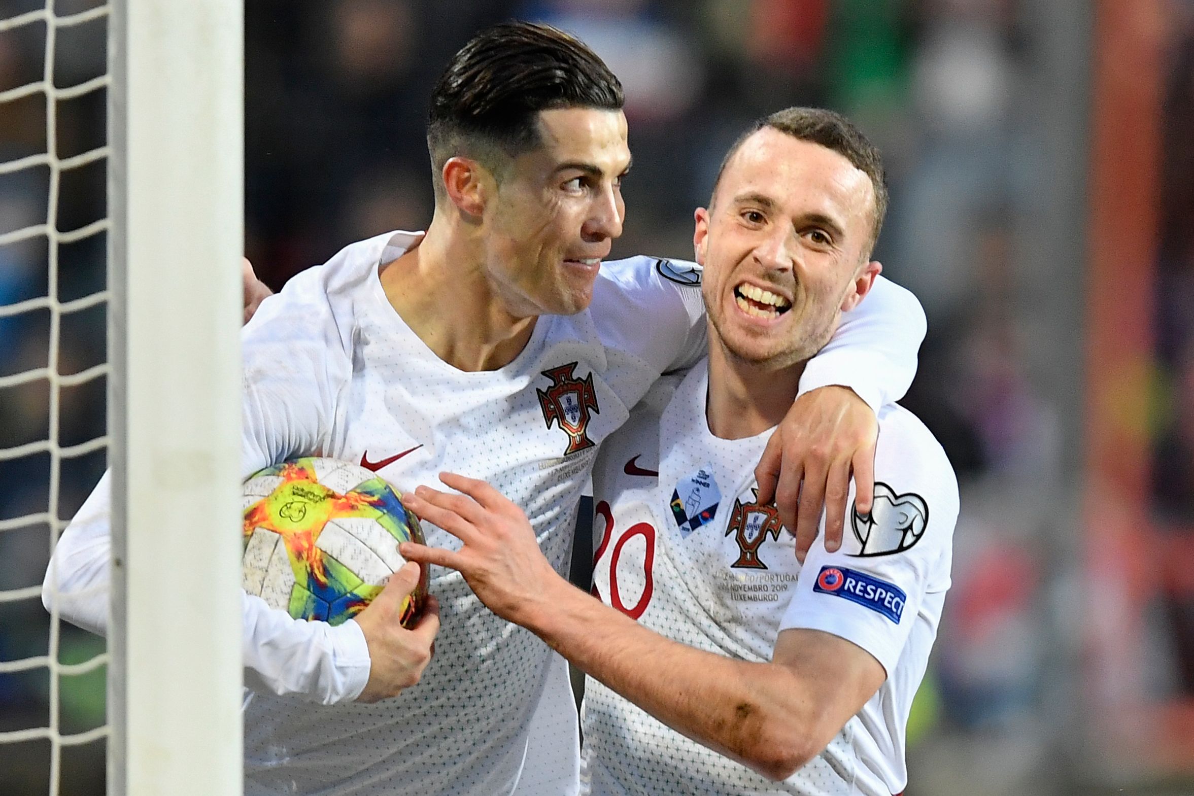 Cristiano Ronaldo (i) celebra su gol en el triunfo de Portugal contra Luxemburgo. (Foto Prensa Libre: )