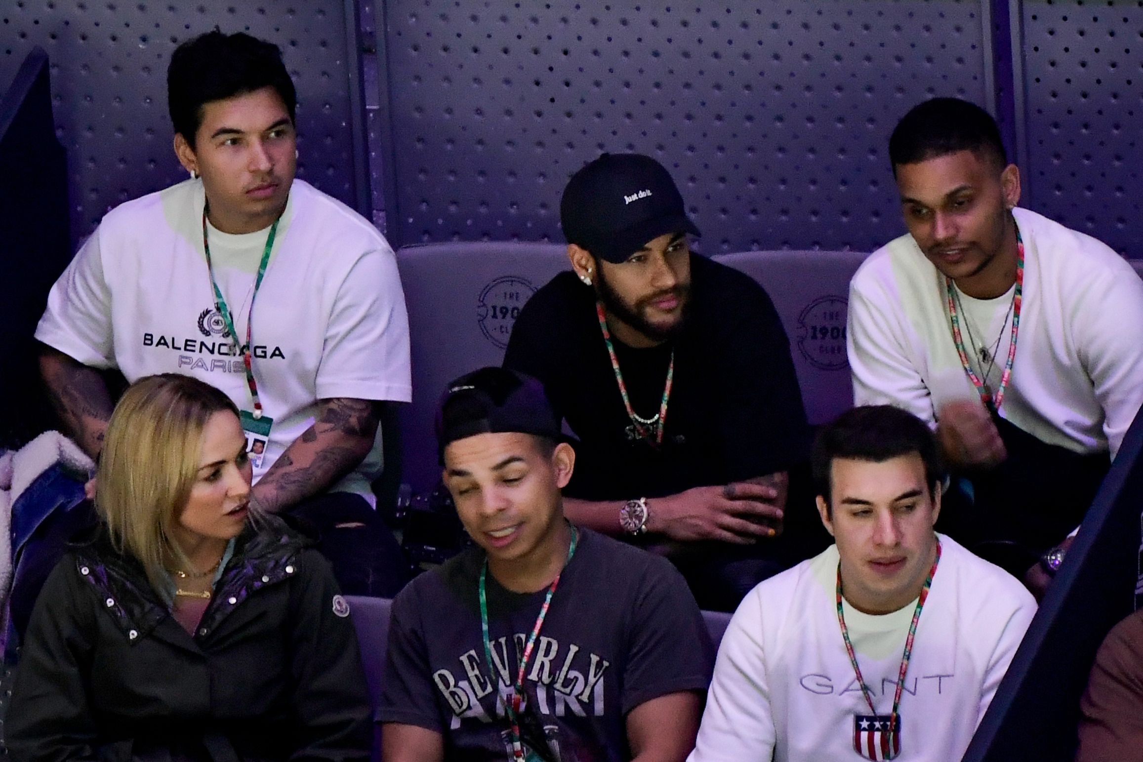 El brasileño Neymar observa el juego de Rafael Nadal. (Foto  Prensa Libre: AFP)