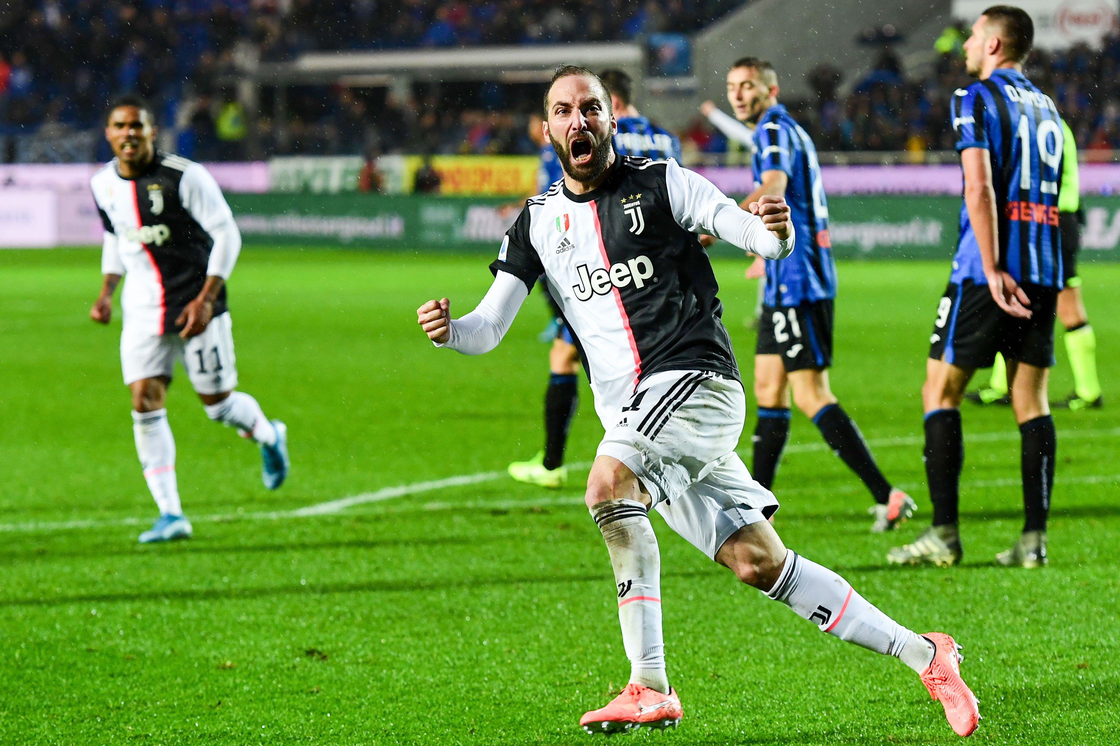 El argentino Gonzalo Higuain celebra después de anotar contra el  Atalanta. (Foto Prensa Libre: AFP).