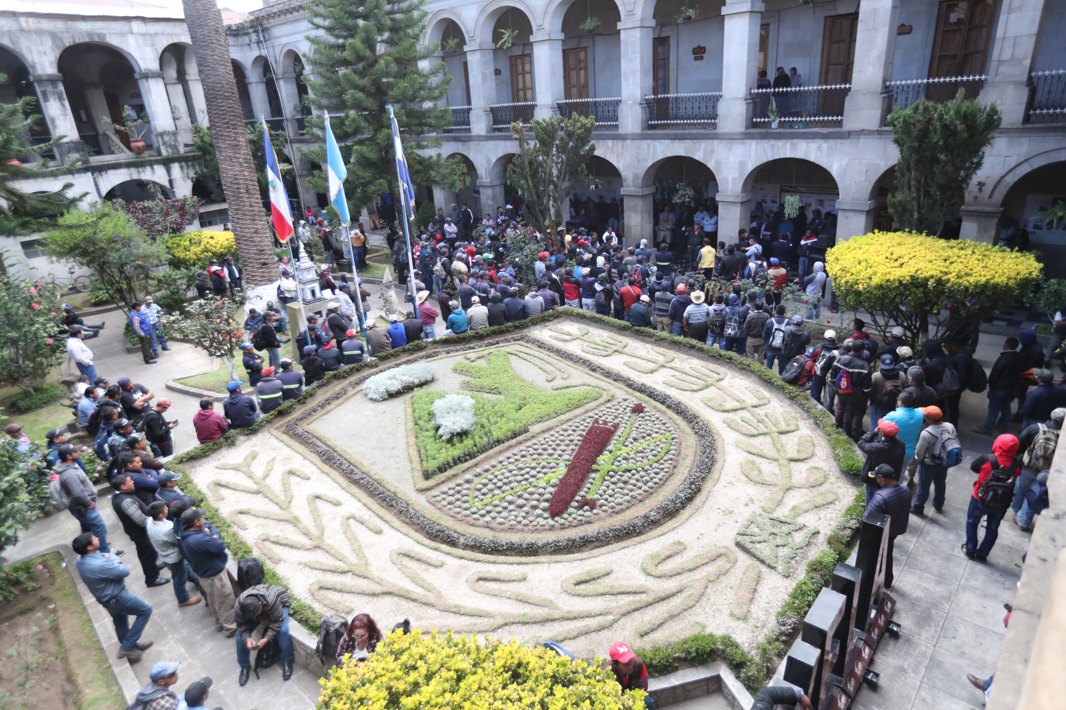 Los trabajadores celebraron la noticia del incremento salarial con la canción Todo se pagará del grupo guatemalteco Malacates. (Foto Prensa Libre: María Longo) 