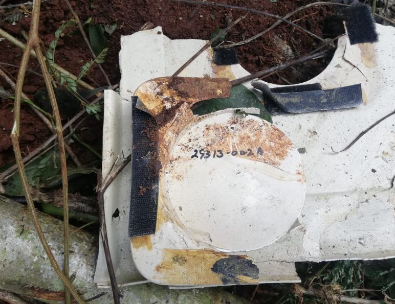 Parte de la avioneta localizada quemada cerca de la Laguna Lachuá. (Foto Prensa Libre: Ejército de Guatemala). 