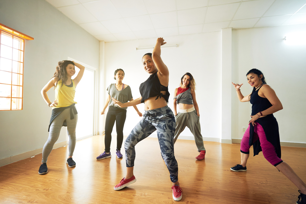 El baile es una actividad que le ayuda a salir de la monotonía y ofrece varios beneficios a su salud. (Foto Prensa Libre: Servicios).
