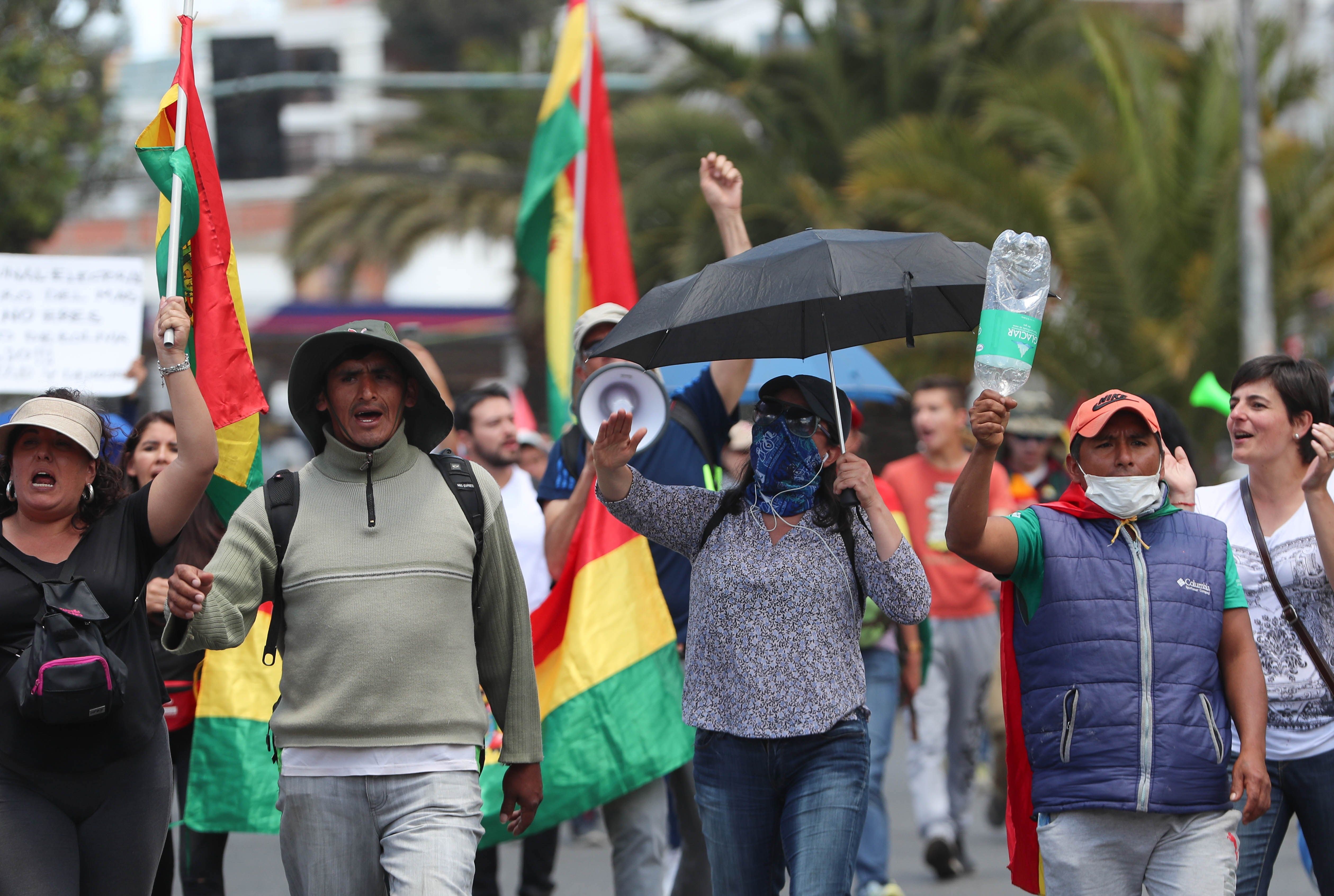 Ciudadanos bolivianos realizan este viernes una caminata por los dos fallecidos en los enfrentamientos de Santa Cruz, en La Paz, Bolivia. (Foto Prensa Libre: EFE)