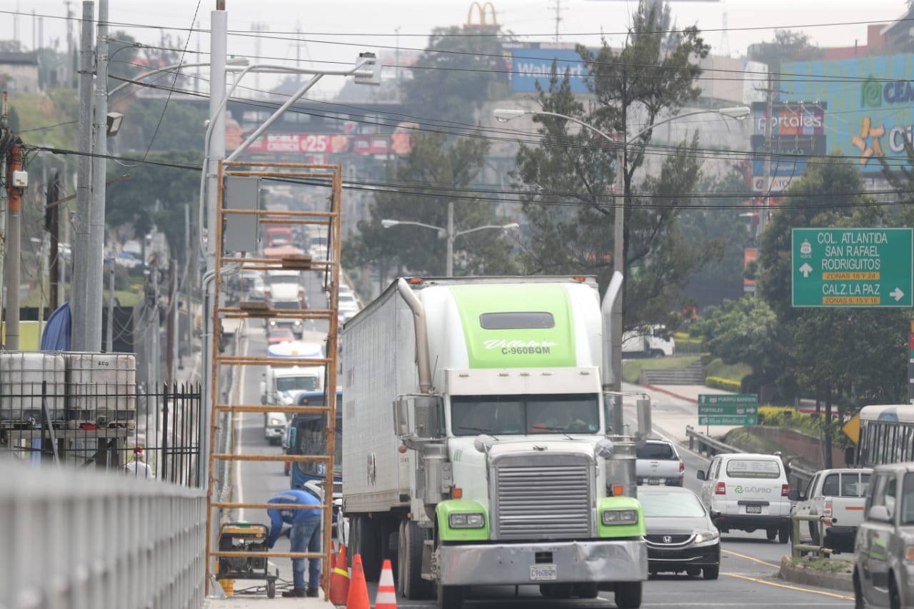 Personal de la Dirección General de Caminos hace pruebas del sistema de báscula en el puente Belice. (Foto Prensa Libre: Óscar Rivas)