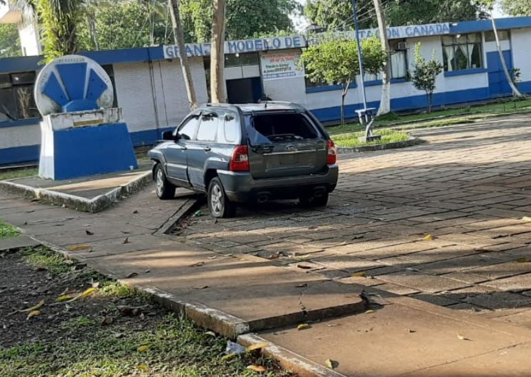 Lugar donde quedó el automotor que conducía el piloto aviador Diego Alejandro Ruiz González. (Foto Prensa Libre: Enrique Paredes). 
 
