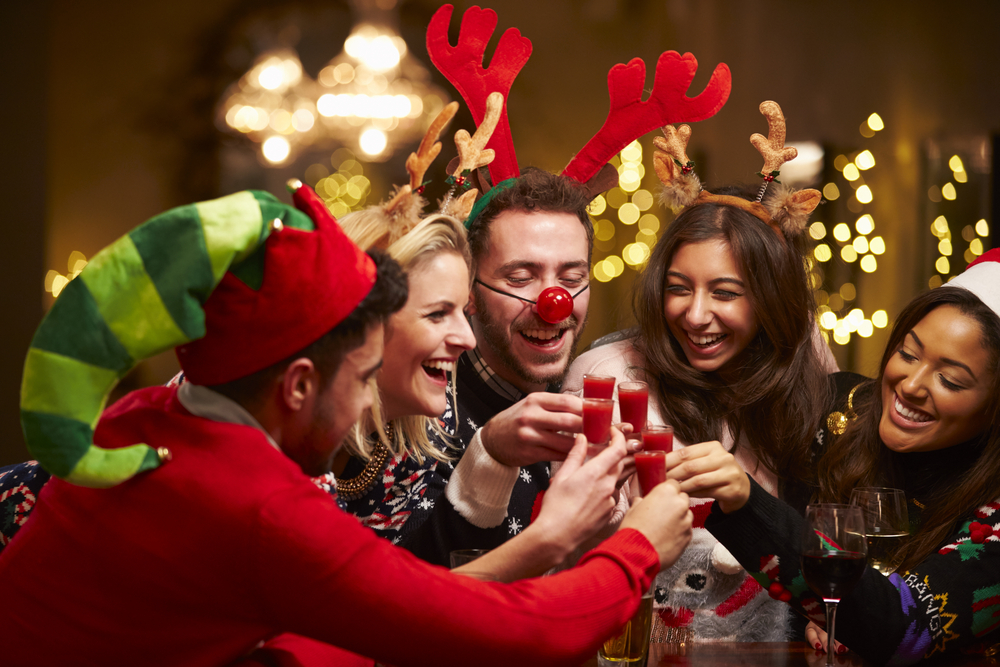 Los convivios son momentos para celebrar con amigos y familia los buenos momentos vividos durante el año. (Foto Prensa Libre: Shutterstock)