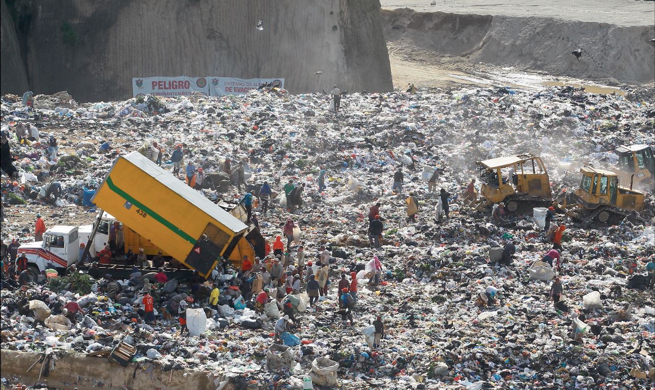 El basurero de la zona 3 capitalina, que recibe 300 mil toneladas de basura al año, es uno de los principales focos de contaminación del agua subterránea. (Foto: Hemeroteca PL)