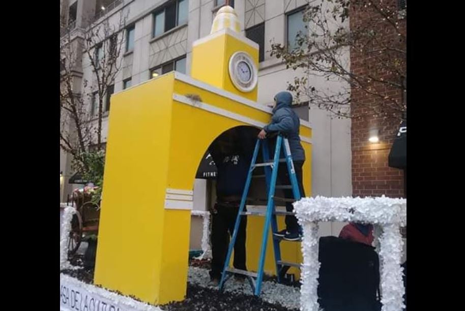 Arco de Santa Catalina durante un desfile por el Día de Acción de Gracias en Chicago, Estados Unidos. (Foto Prensa Libre: Facebook/Dosis Radio GT).