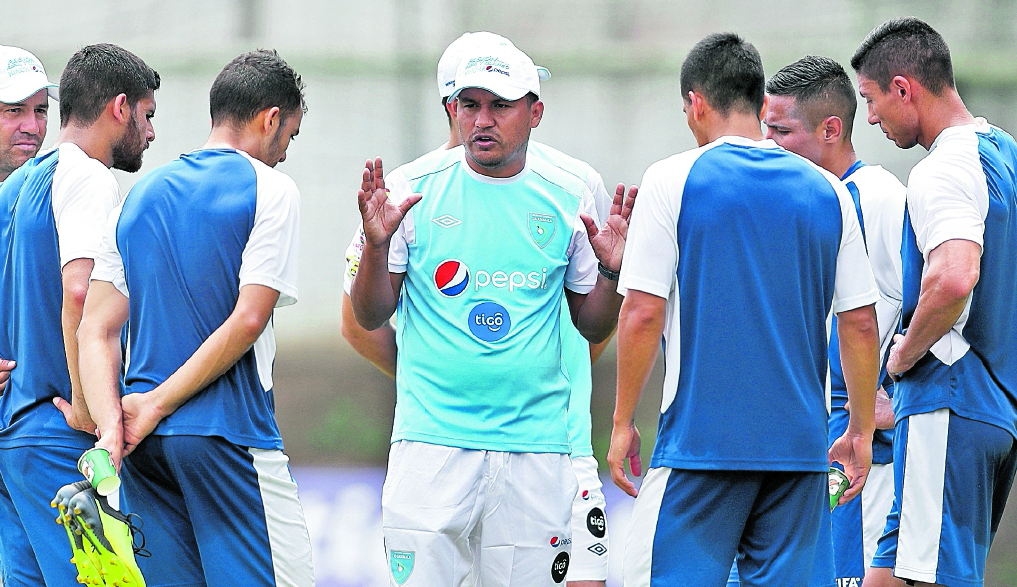 Amarini Villatoro ya eligió a sus futbolistas para las próximas dos citas de la Bicolor. (Foto Prensa Libre: Hemeroteca PL)