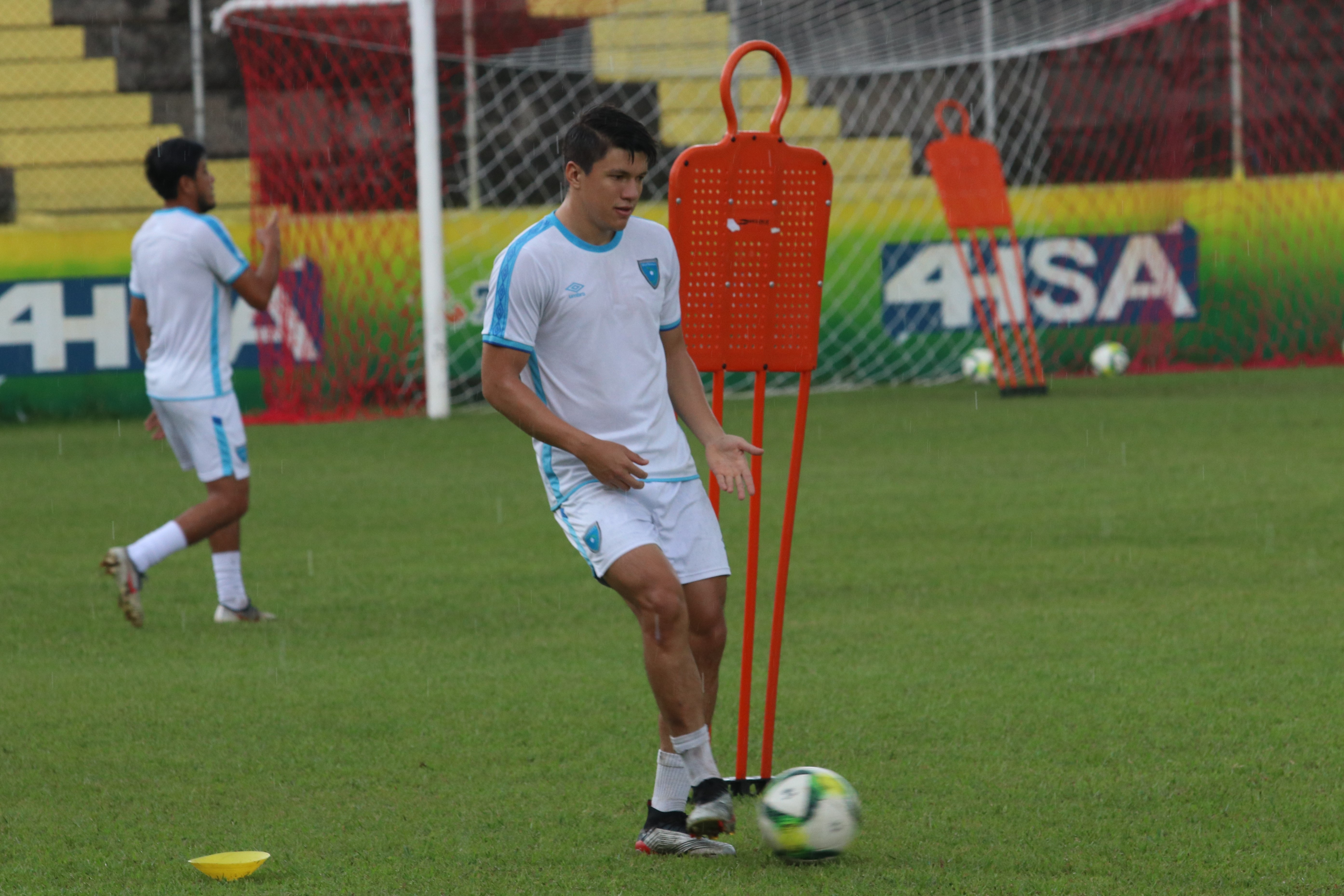 'Chema' Rosales controla el balón durante la práctica de la Selección Nacional en Coatepeque. (Foto Prensa Libre: Raúl Juárez)