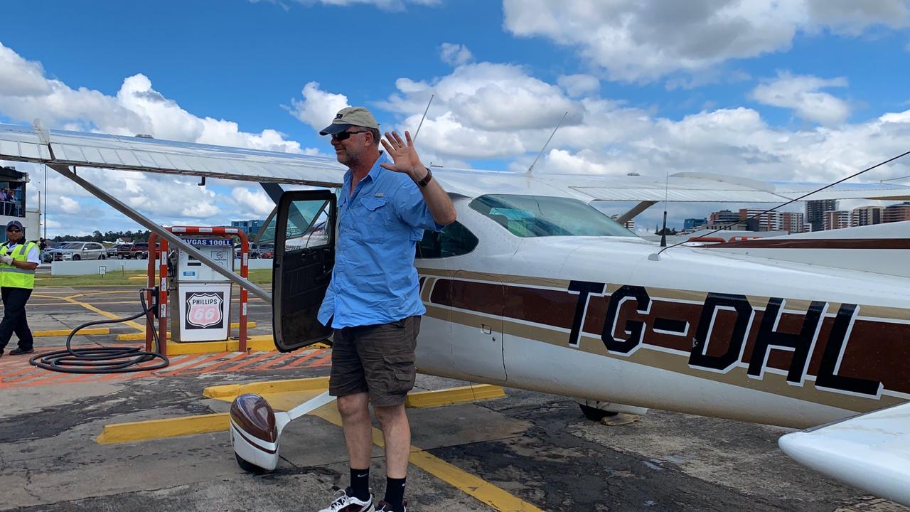 Mathias Rehe saluda luego de aterrizar en el Aeropuerto La Aurora. (Foto Prensa Libre: DGAC)