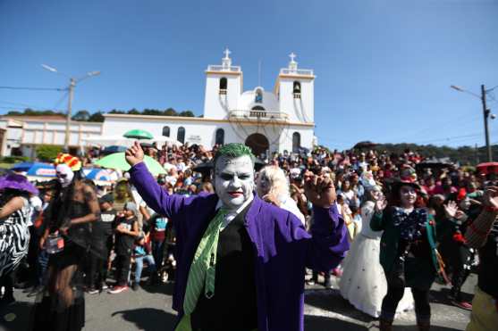 José Pu es el coordinador del grupo Intocables y muestra su emoción cuando inicia el recorrido frente a la iglesia de Santa Catarina Pinula. Foto Prensa Libre: Óscar Rivas