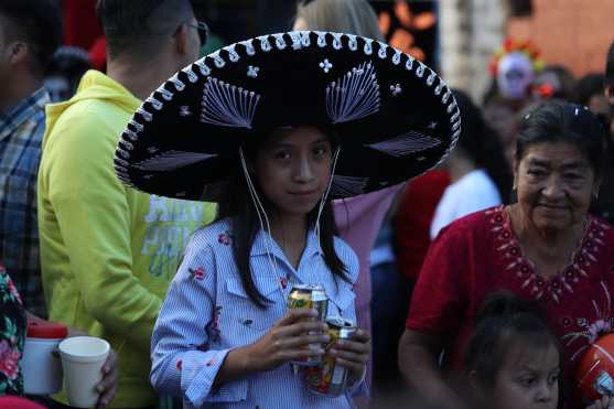 Las personas que esperan el paso piden utilizar parte de los atuendos. Foto Prensa Libre: Óscar Rivas