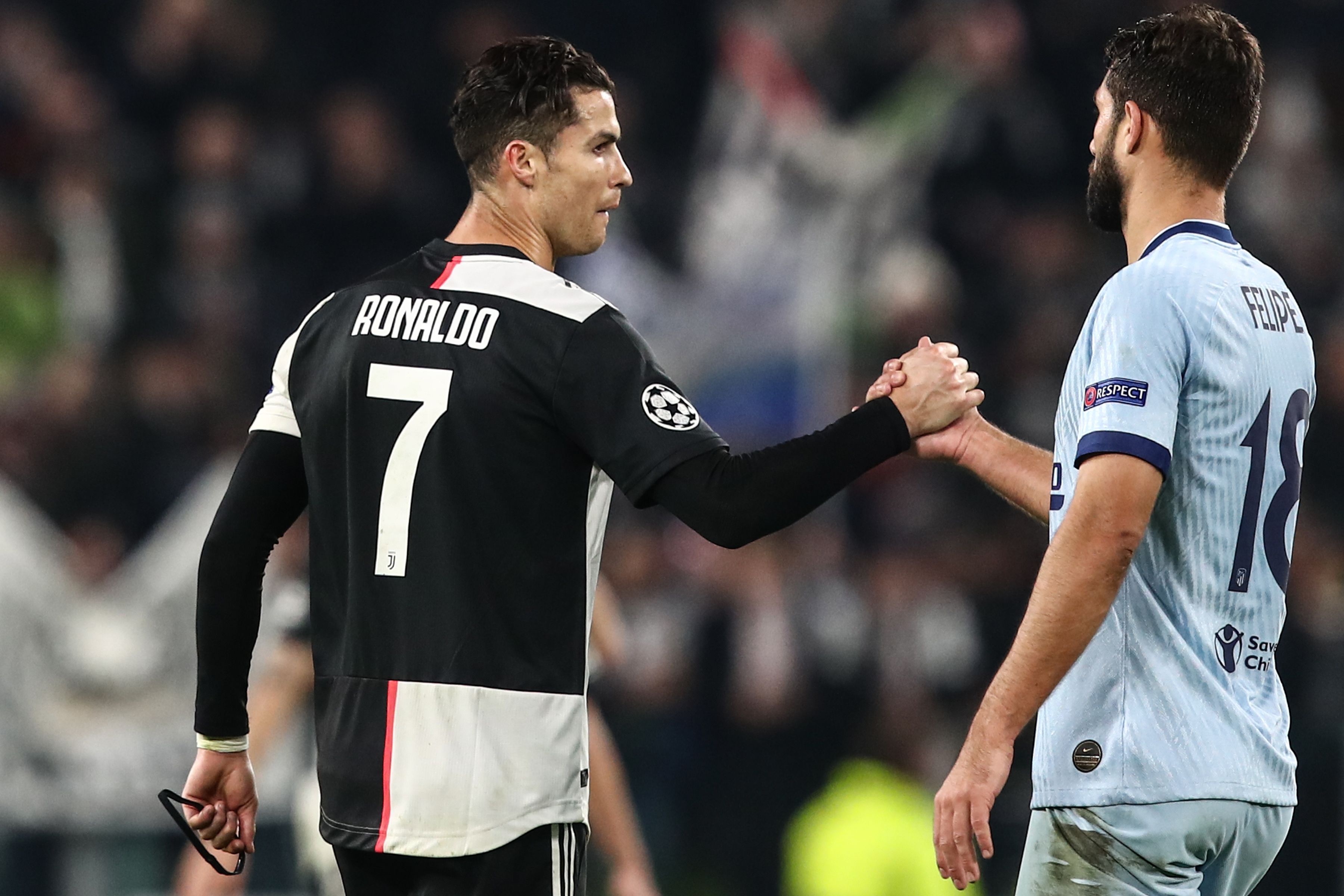 Cristiano Ronaldo y Felipe se saludan en el duelo de Champions League. (Foto Prensa Libre: AFP)