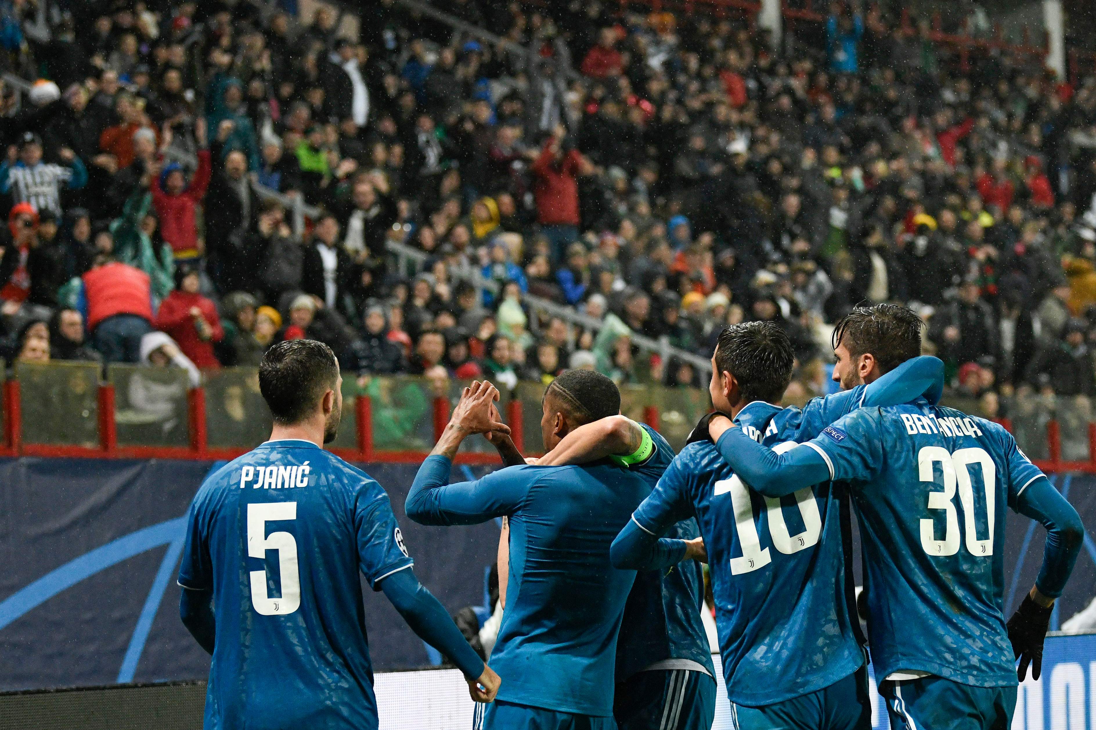 Douglas Costa celebra después de anotar el gol del triunfo. (Foto Prensa Libre: AFP)