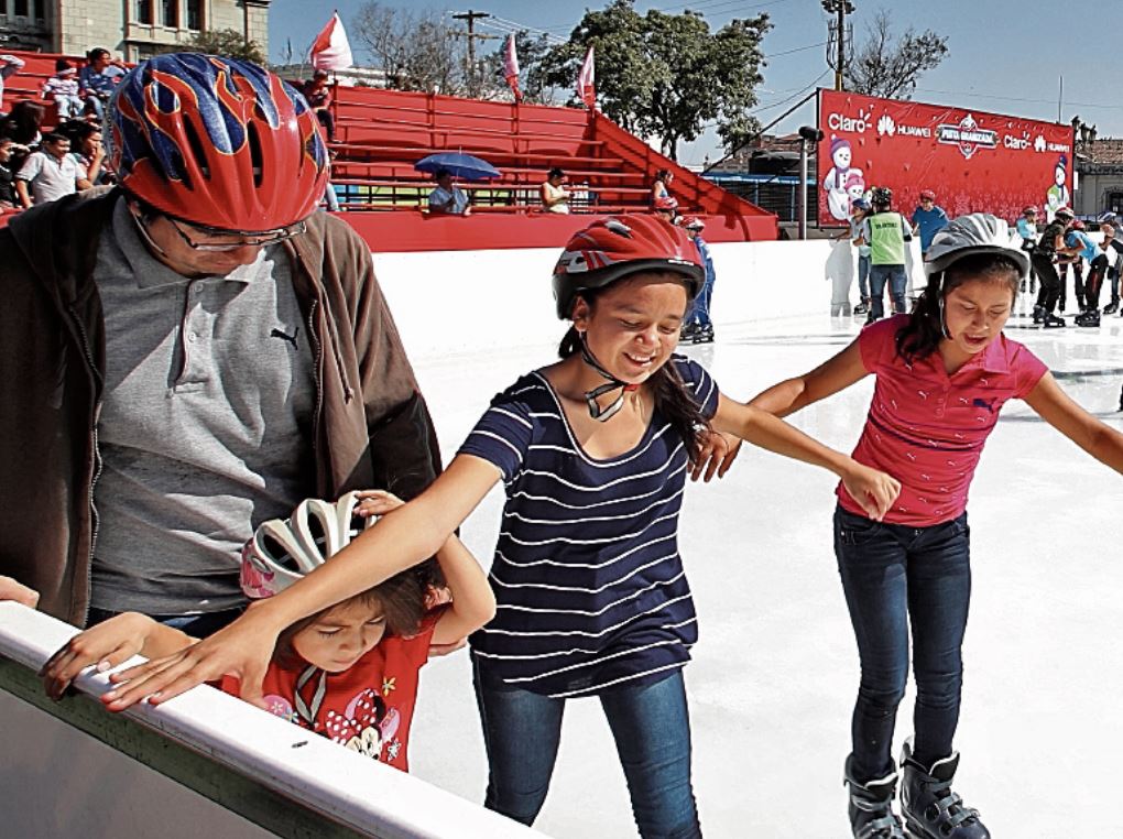 La pista granizada es uno de los atractivos más visitados durante el festival navideño del Paseo de la Sexta. (Foto Prensa Libre: Hemeroteca PL)