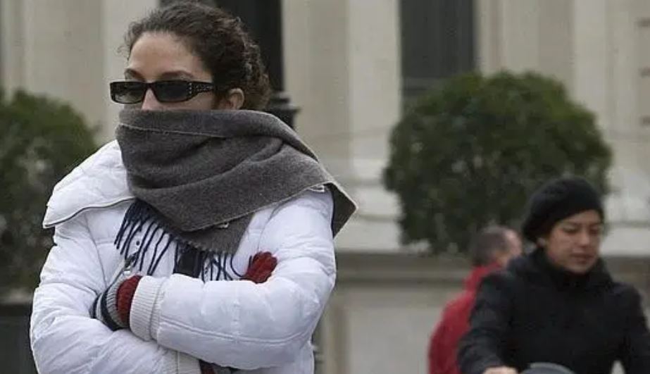 Abrigarse bien, especialmente los niños, es importante en estos meses de frío, para evitar los resfriados. (Foto Prensa Libre: Hemeroteca PL).