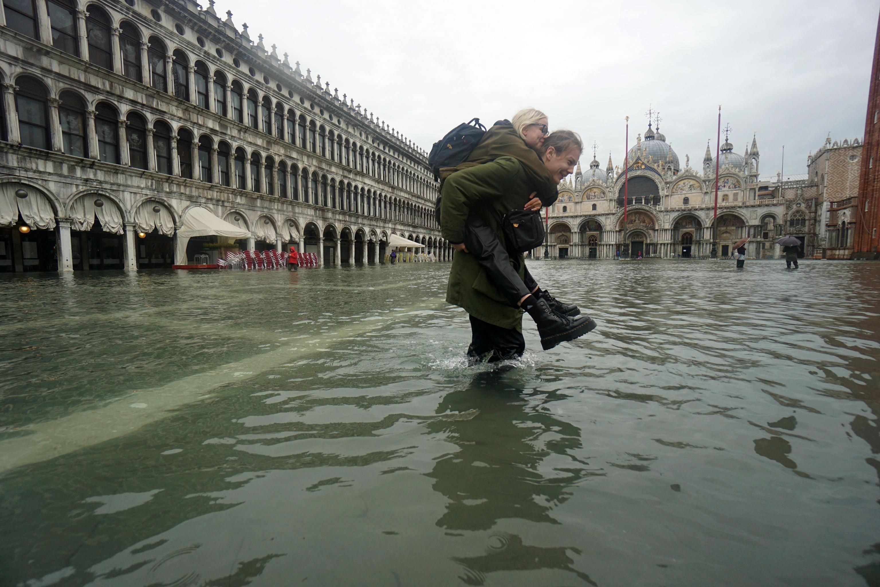 Autoridades advierten de que el nivel de agua seguirá subiendo en Venecia. (Foto Prensa Libre: EFE)