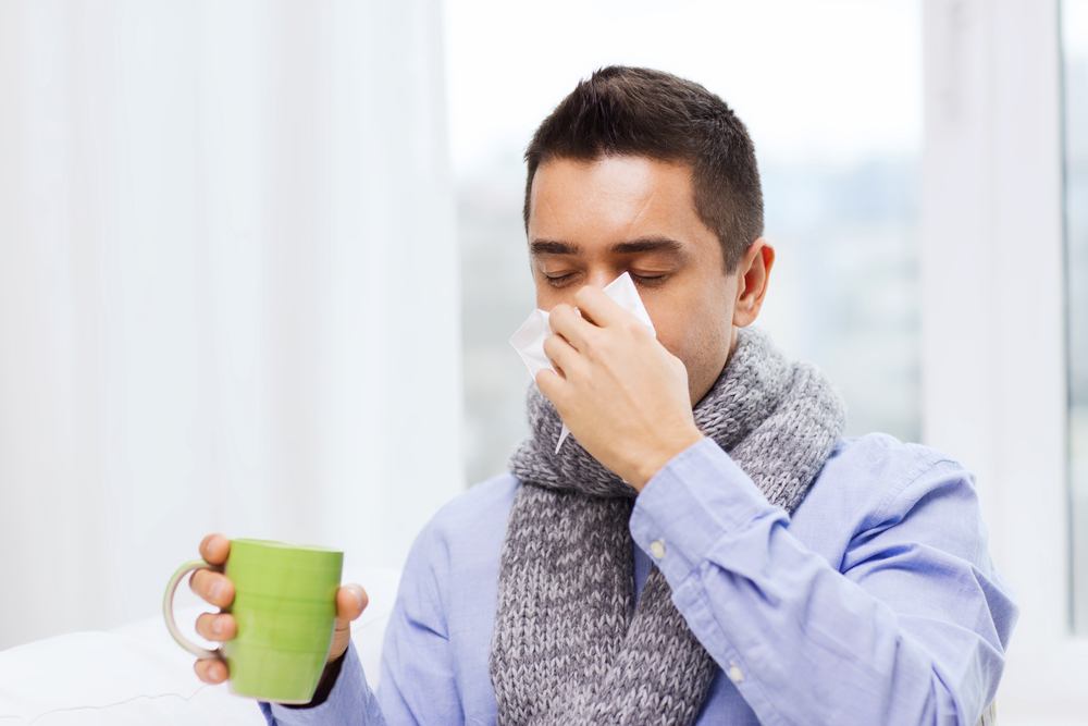 Mucosidad abundante y ojos llorosos son algunas de los síntomas de un resfriado o gripe común. (Foto Prensa Libre: Hemeroteca). 