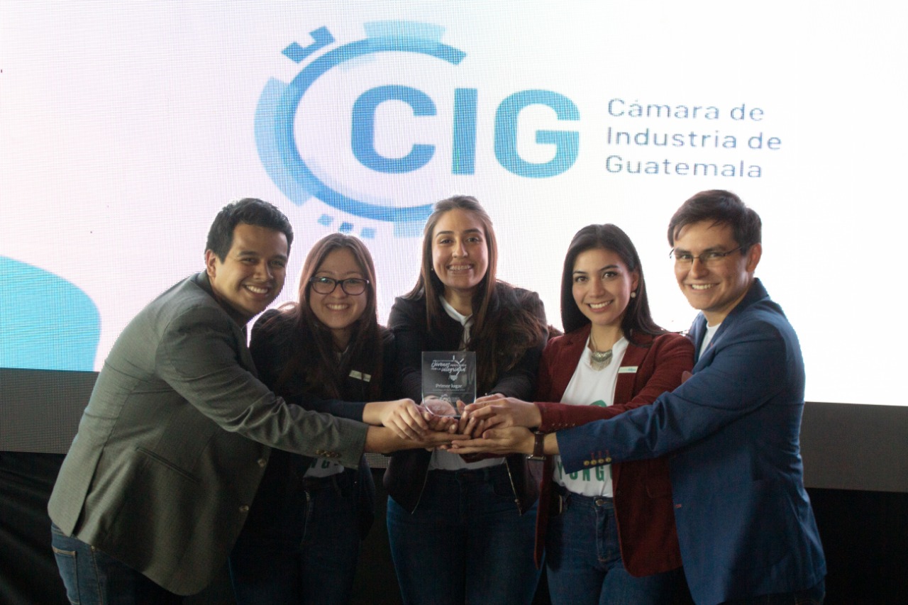 Equipo Yungo de la Universidad Landivar, ganó el primer lugar en la competencia universitaria Innovando por la Integridad. (Foto Prensa Libre: Cortesía) 