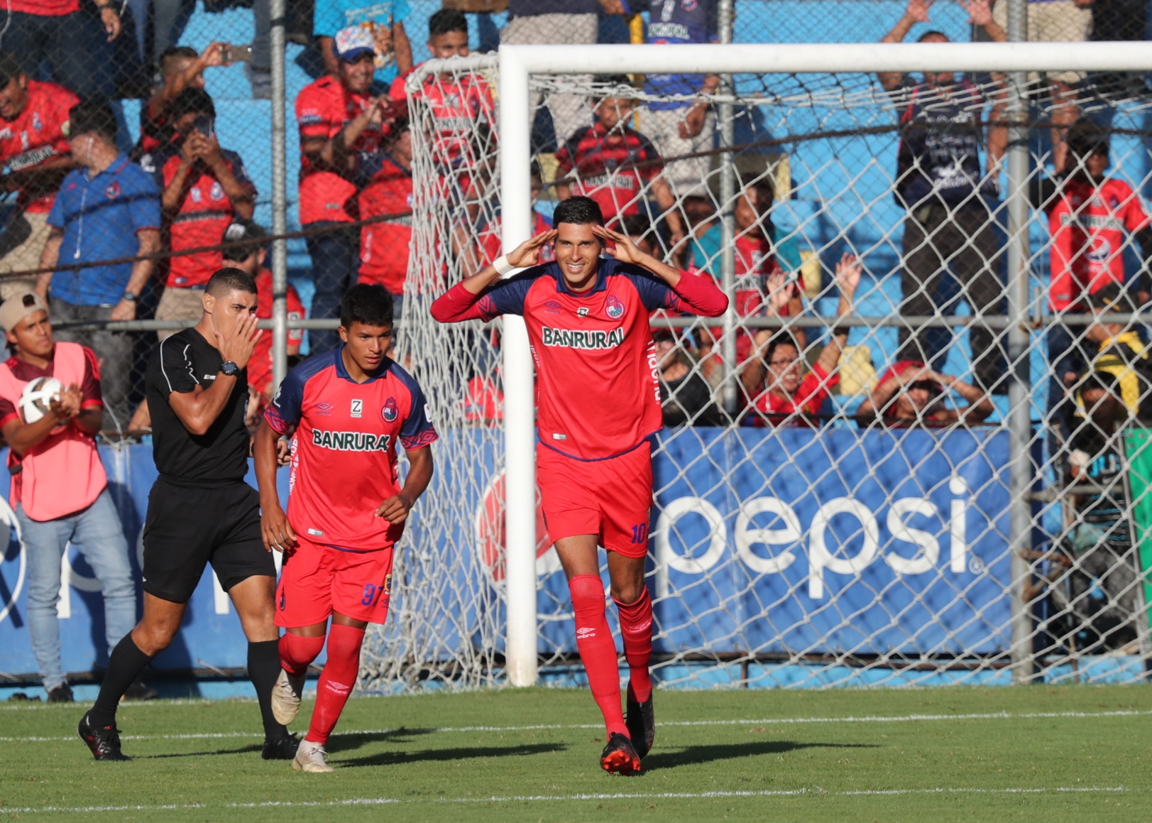 Othoniel Arce celebra después de anotarle a Sanarate. (Foto Prensa Libre: Érick Ávila)