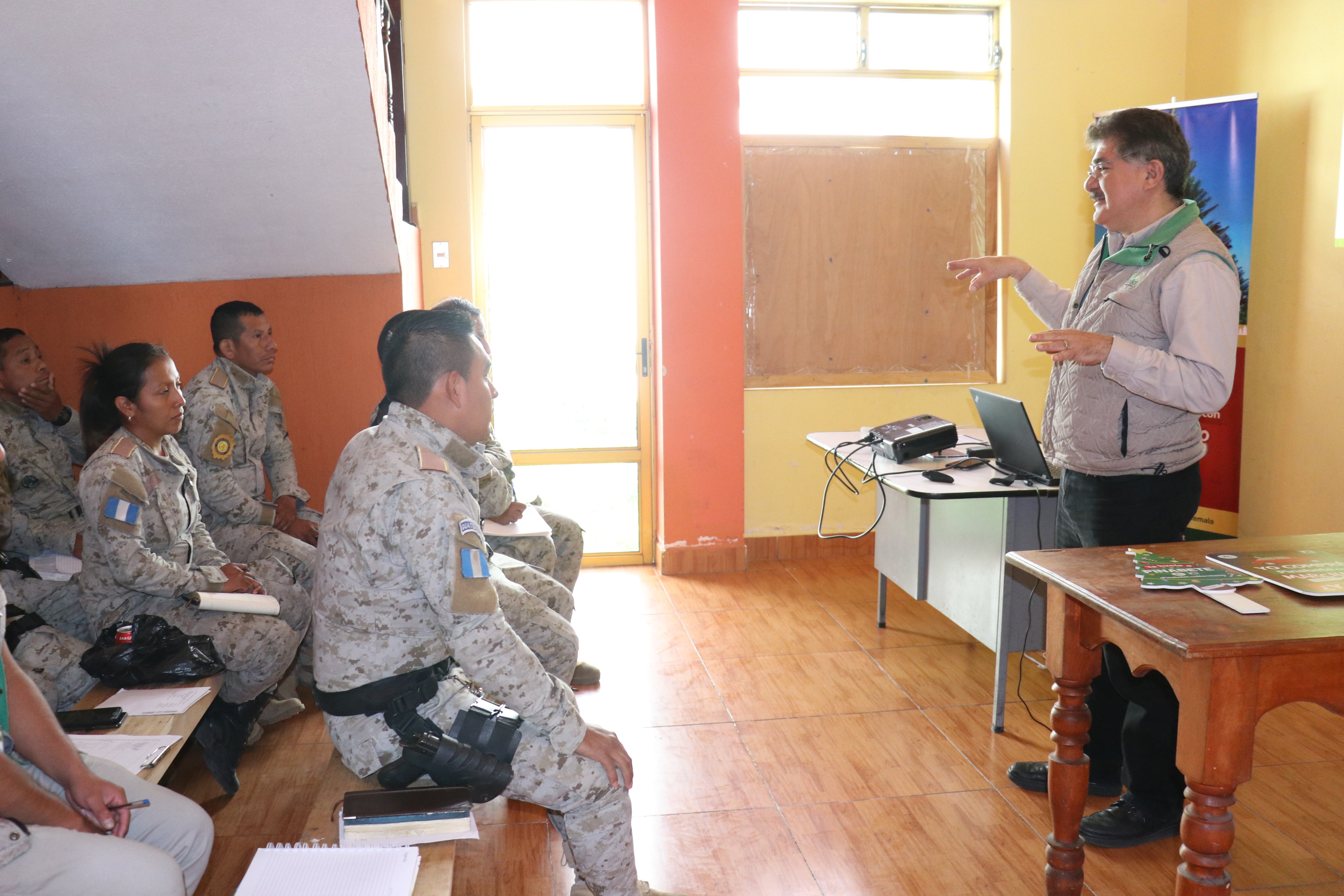 Los agentes comenzarán con los operativos para reducir la venta ilegal del pinabete, que es patrimonio de los guatemaltecos. (Foto Prensa Libre: Raúl Juárez)