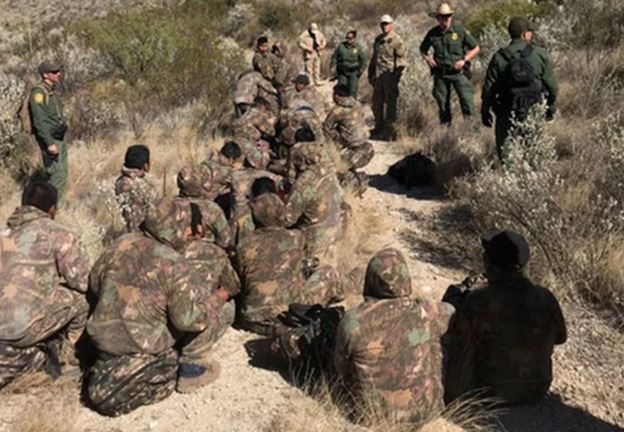 Parte del grupo de migrantes de guatemaltecos que intentaba pasar desapercibidos. (Foto Prensa Libre: @CBP). 

