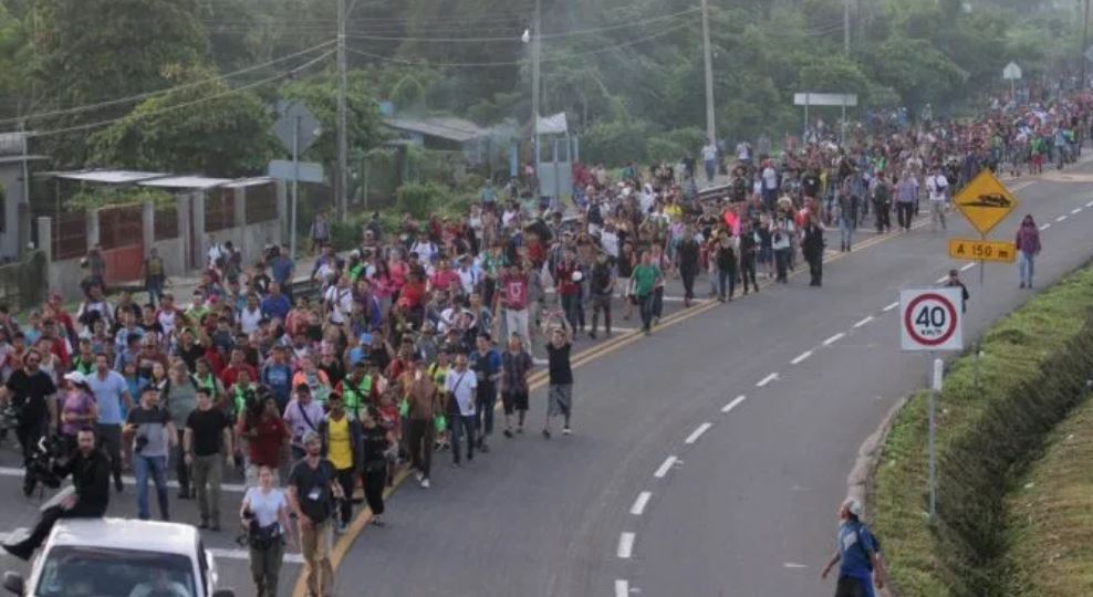 Cientos de hondureños avanzan por territorio mexicano para llegar a la frontera con EE.UU.(Foto Prensa Libre: AFP)