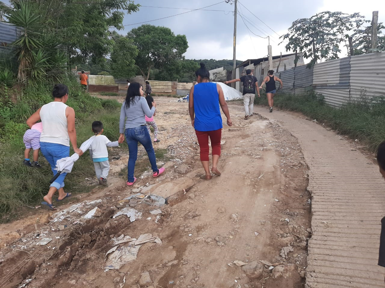 Los pobladores demandan ayuda a las autoridades para que reparen de la vía e instalen asfalto,  ya que incluso hay personas que han resultado lesionadas en accidentes viales. (Foto Prensa Libre: Hemeroteca PL)