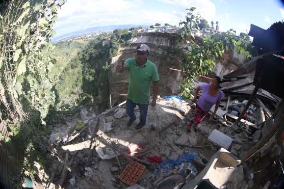 Algunos aún regresan a buscar sus bienes y tratar de llevarlos al refugio que ellos mismos crearon en el centro deportivo El Campón. Foto Prensa Libre: Óscar Rivas