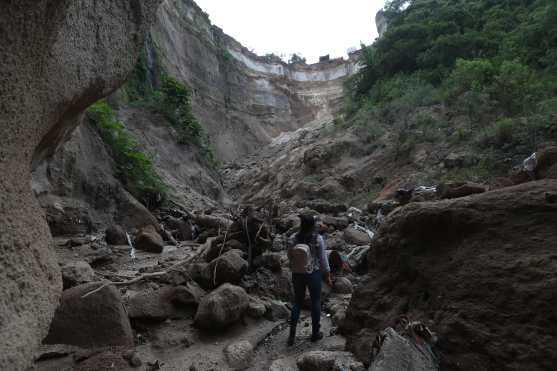 Así se observa el derrumbe desde abajo del barranco. Foto Prensa Libre:  Óscar Rivas