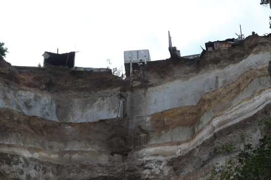 Algunas viviendas se sostienen todavía pero representan un riesgo para los habitantes. Foto Prensa Libre: Óscar Rivas