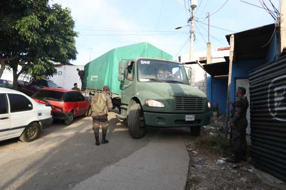 Los camiones del Ejército de Guatemala tuvieron complicaciones para ingresar y egresar de los asentamientos Nueva Esperanza y Regalito de Dios en Ciudad Peronia, Villa Nueva. Foto Prensa Libre: Óscar Rivas